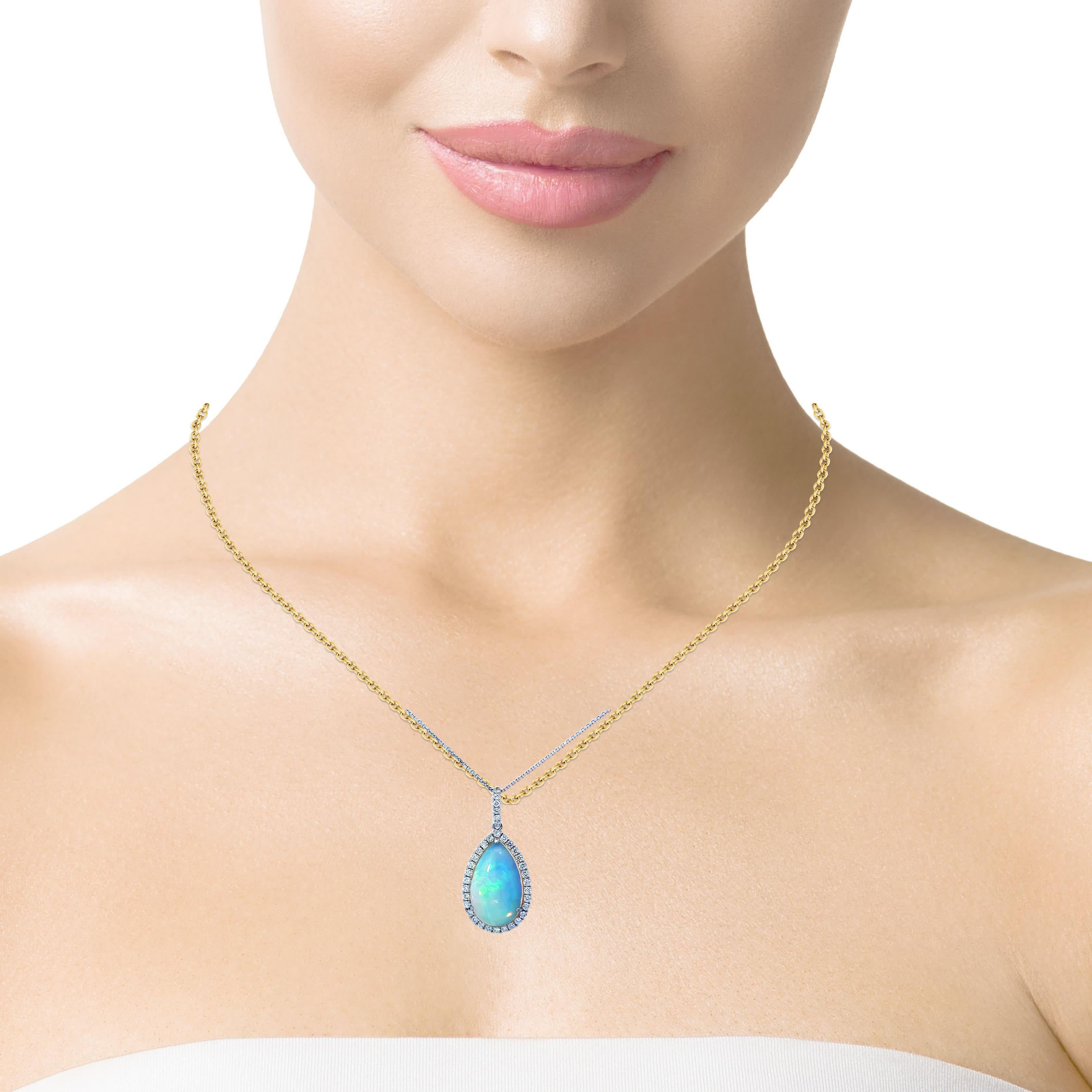 Voici notre exquis pendentif en oplite et diamant sur une chaîne, l'incarnation de l'élégance et du luxe.