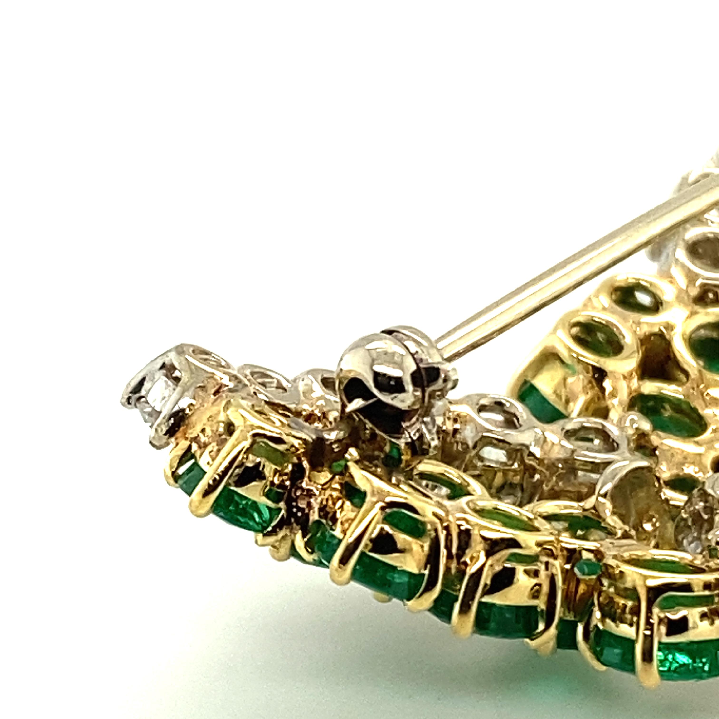 Luminous Emerald and Diamond Brooch in 18 Karat White and Yellow Gold For Sale 5