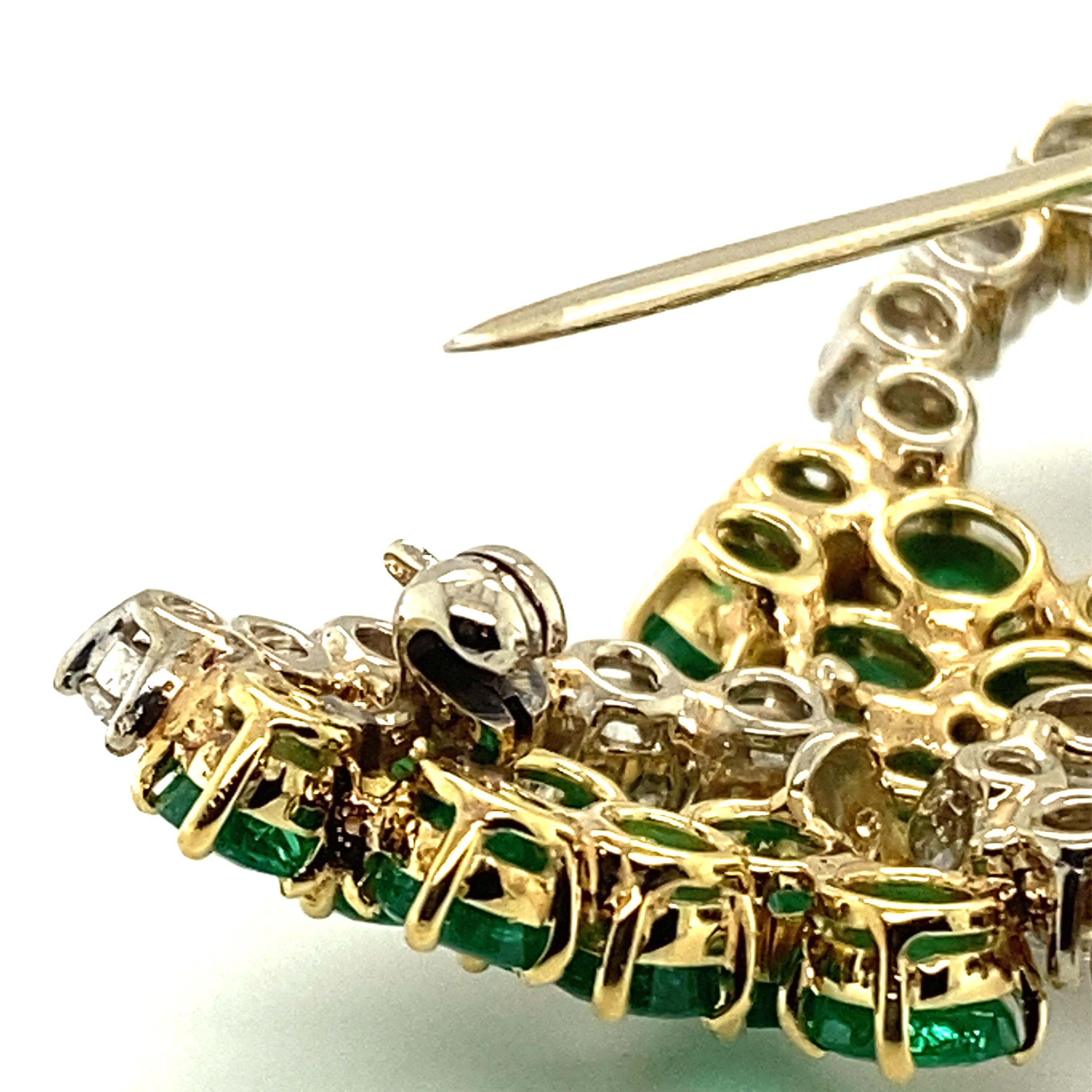 Luminous Emerald and Diamond Brooch in 18 Karat White and Yellow Gold For Sale 6
