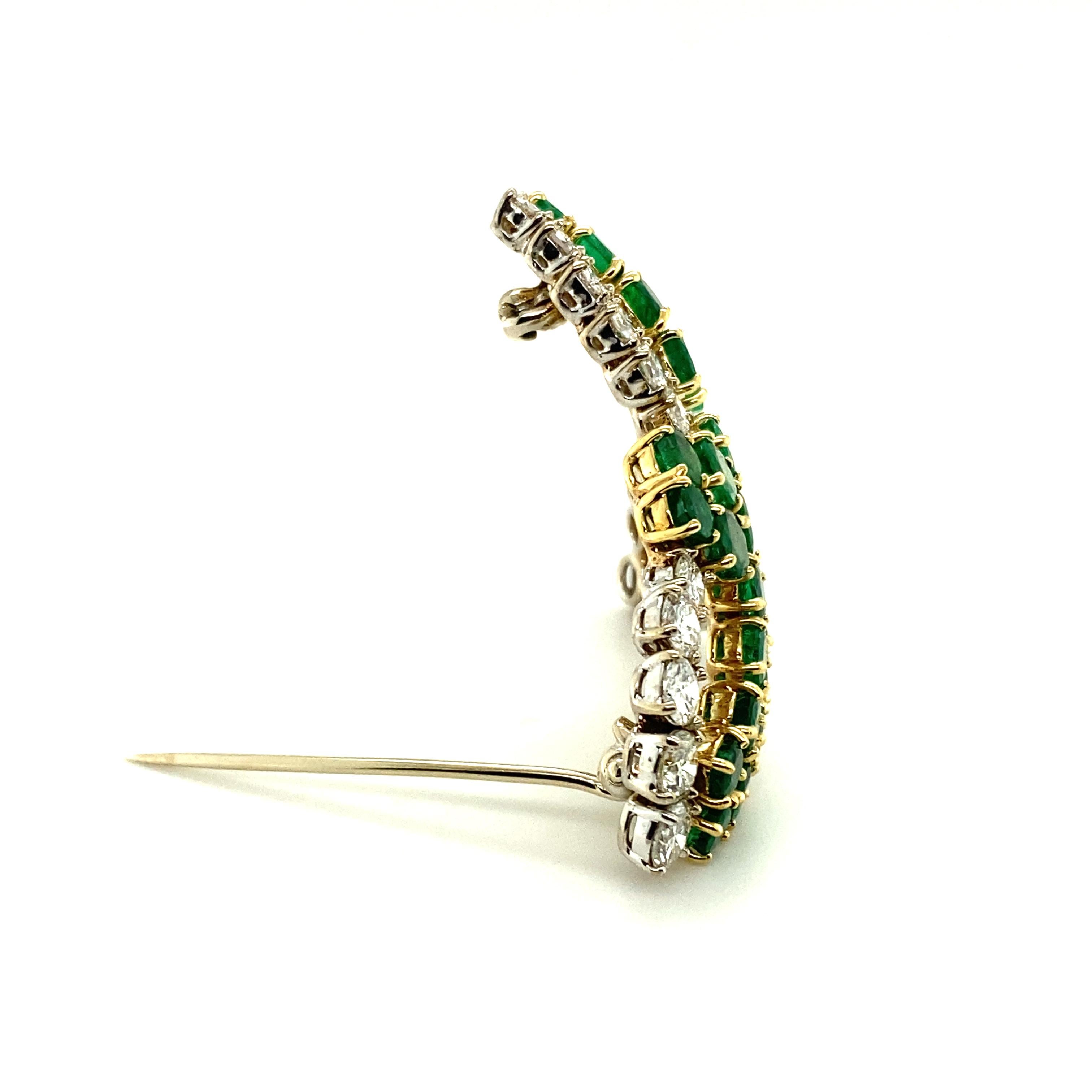 Luminous Emerald and Diamond Brooch in 18 Karat White and Yellow Gold For Sale 7