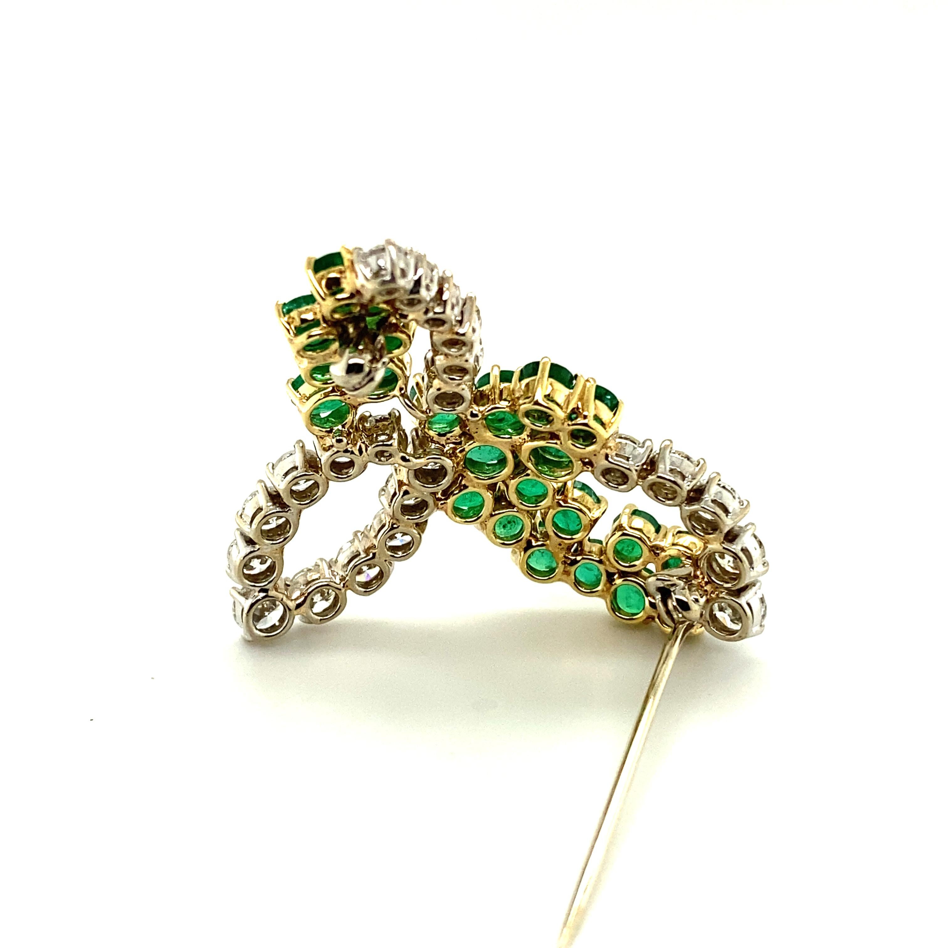 Luminous Emerald and Diamond Brooch in 18 Karat White and Yellow Gold For Sale 8