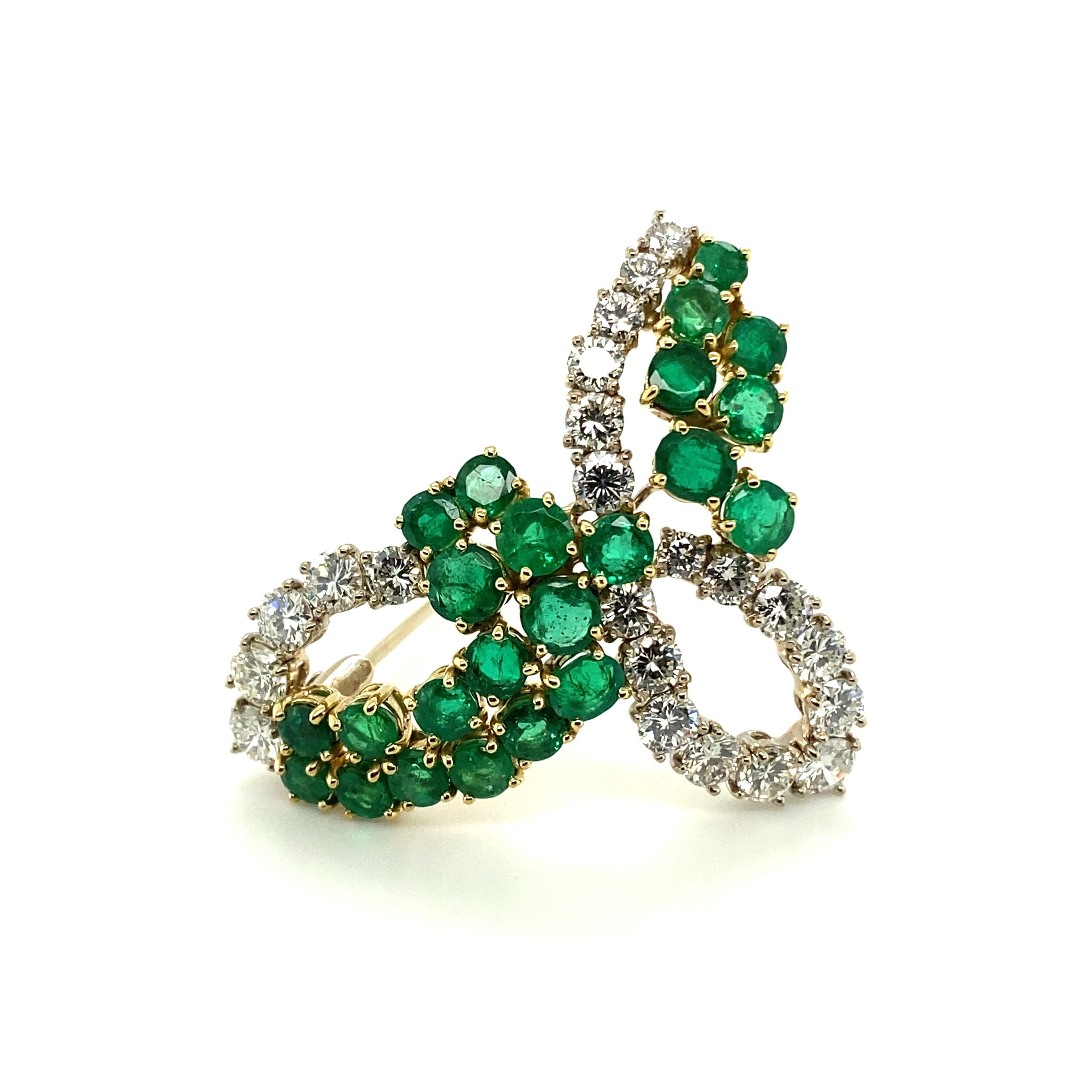 This beautiful leaf-shaped brooch in 18 karat white and yellow gold is prong-set with 23 luminous, round-cut emeralds with a total weight of approximately 4.20 carats and 22 brilliant-cut diamonds of G/H colour and vs/si clarity with a total weight