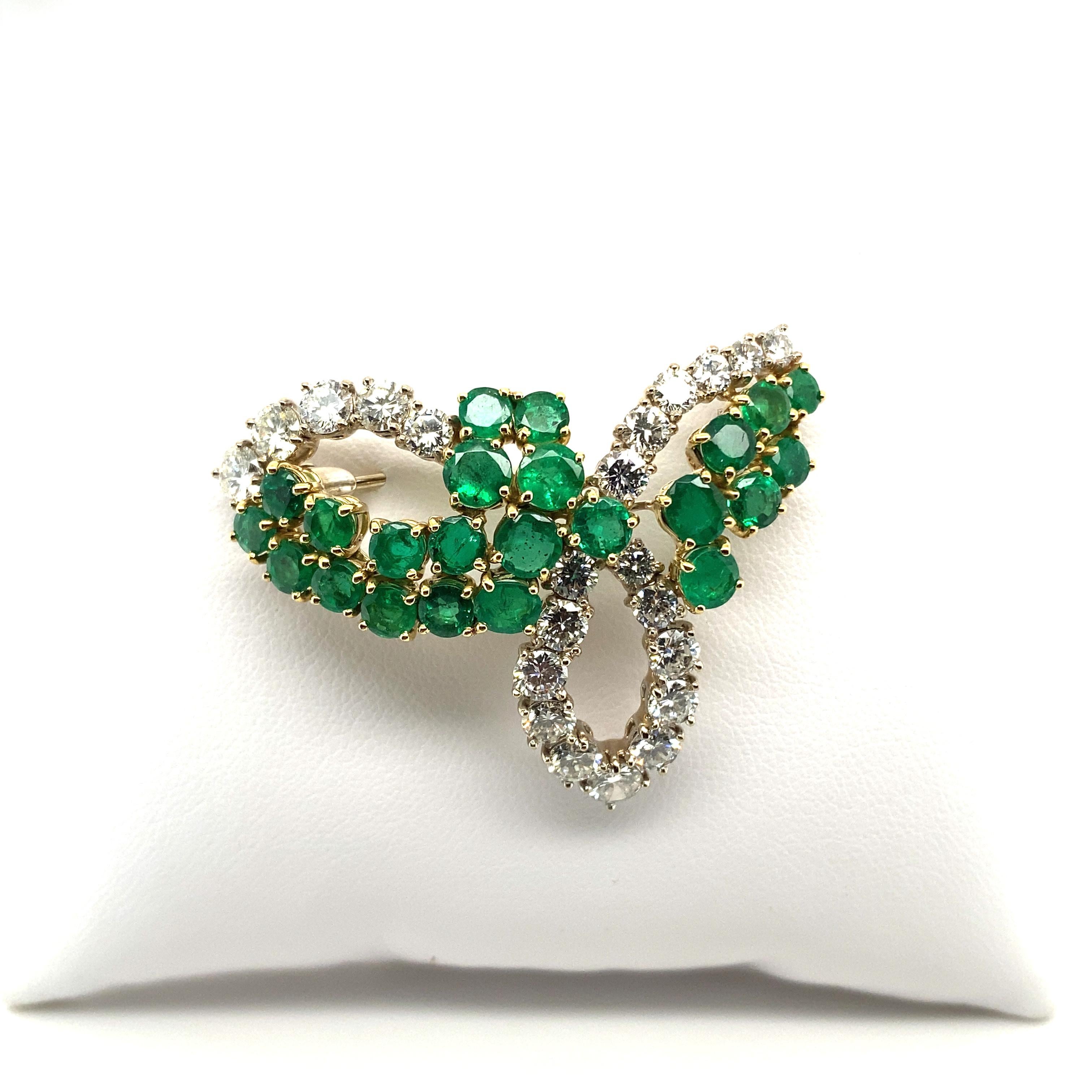 Luminous Emerald and Diamond Brooch in 18 Karat White and Yellow Gold In Good Condition For Sale In Lucerne, CH