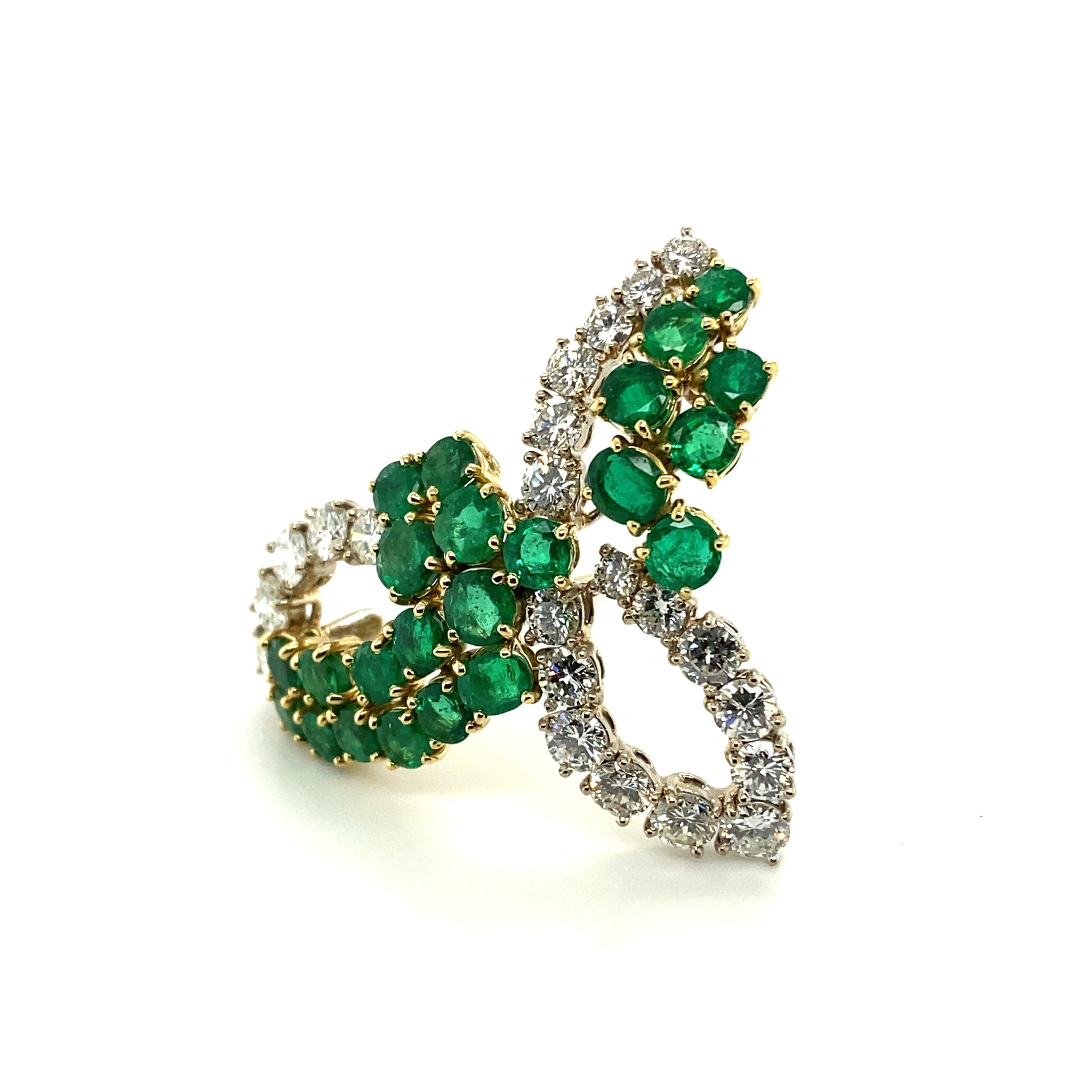 Women's or Men's Luminous Emerald and Diamond Brooch in 18 Karat White and Yellow Gold For Sale