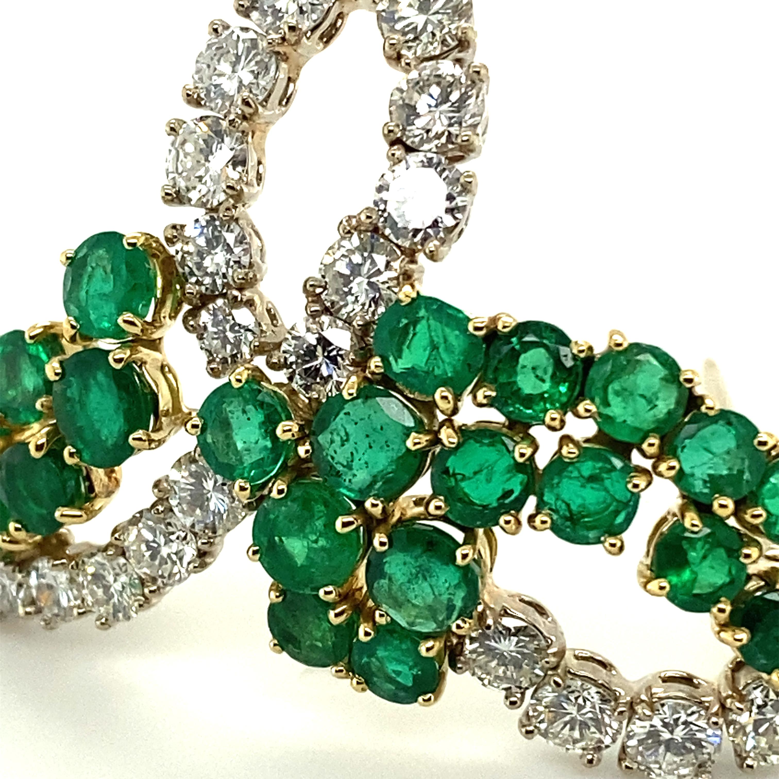 Luminous Emerald and Diamond Brooch in 18 Karat White and Yellow Gold For Sale 1