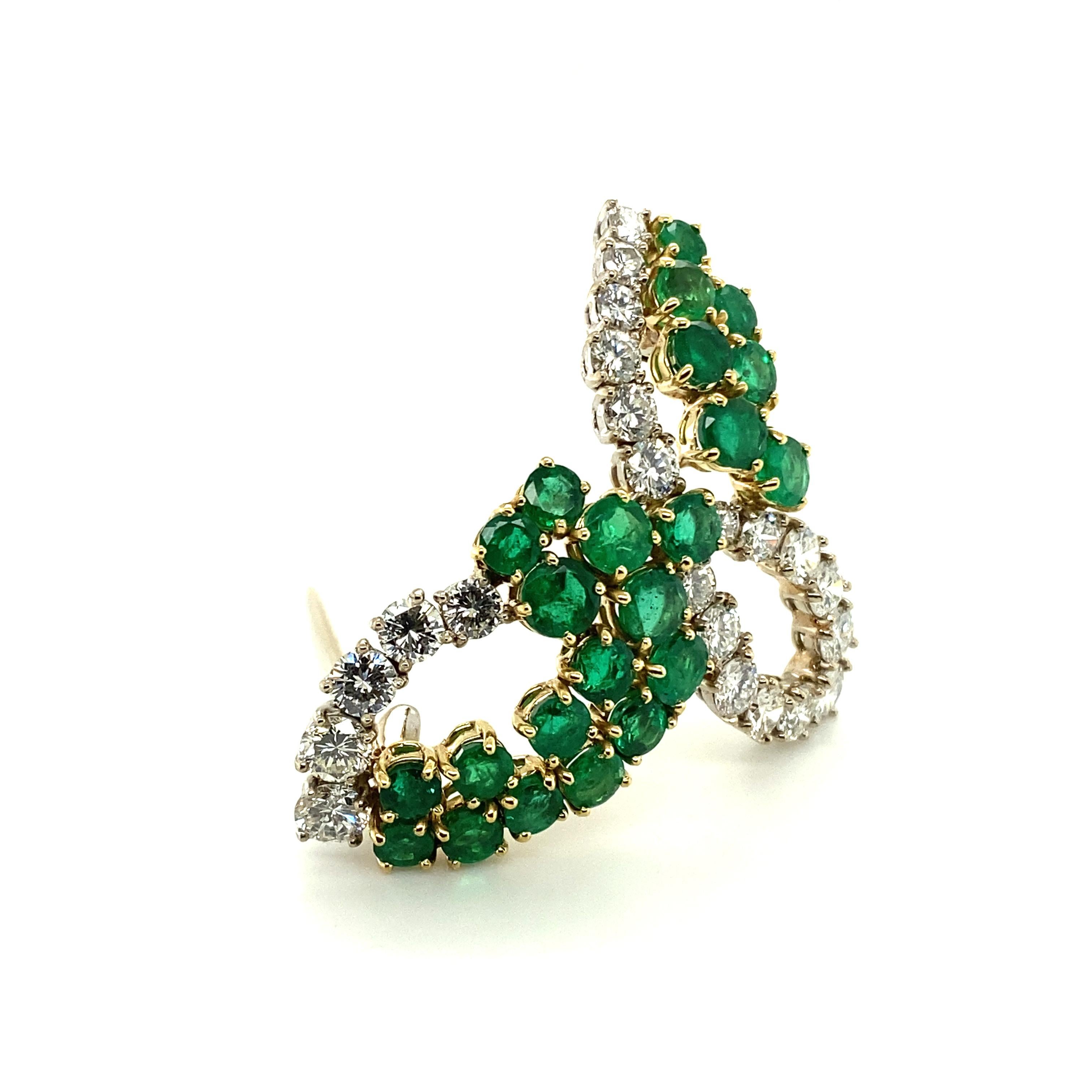 Luminous Emerald and Diamond Brooch in 18 Karat White and Yellow Gold For Sale 2