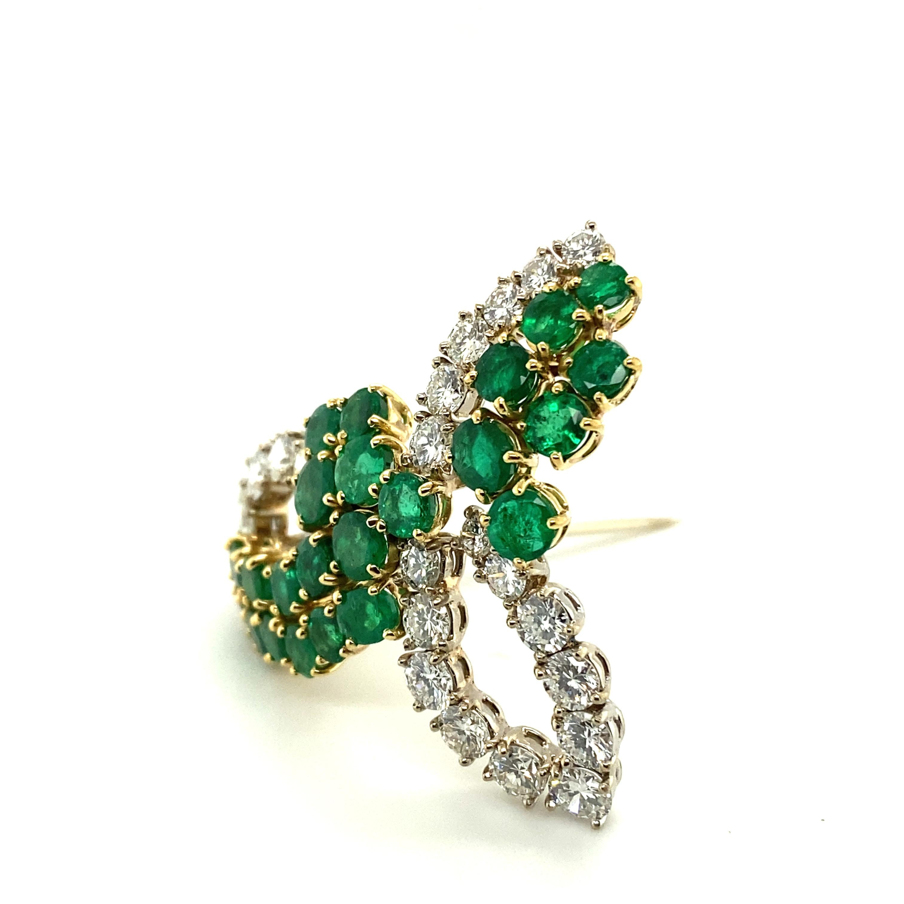 Luminous Emerald and Diamond Brooch in 18 Karat White and Yellow Gold For Sale 3