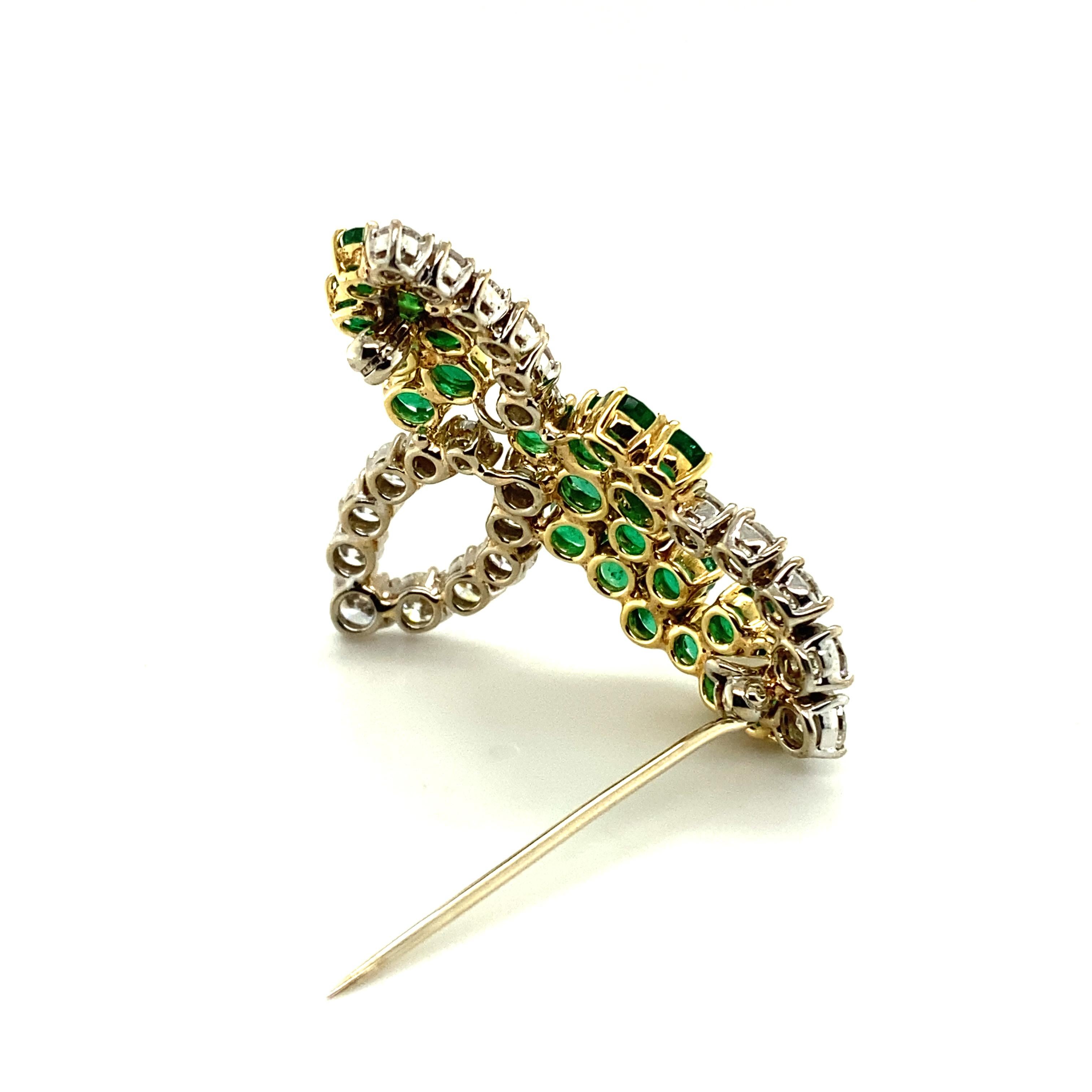 Luminous Emerald and Diamond Brooch in 18 Karat White and Yellow Gold For Sale 4