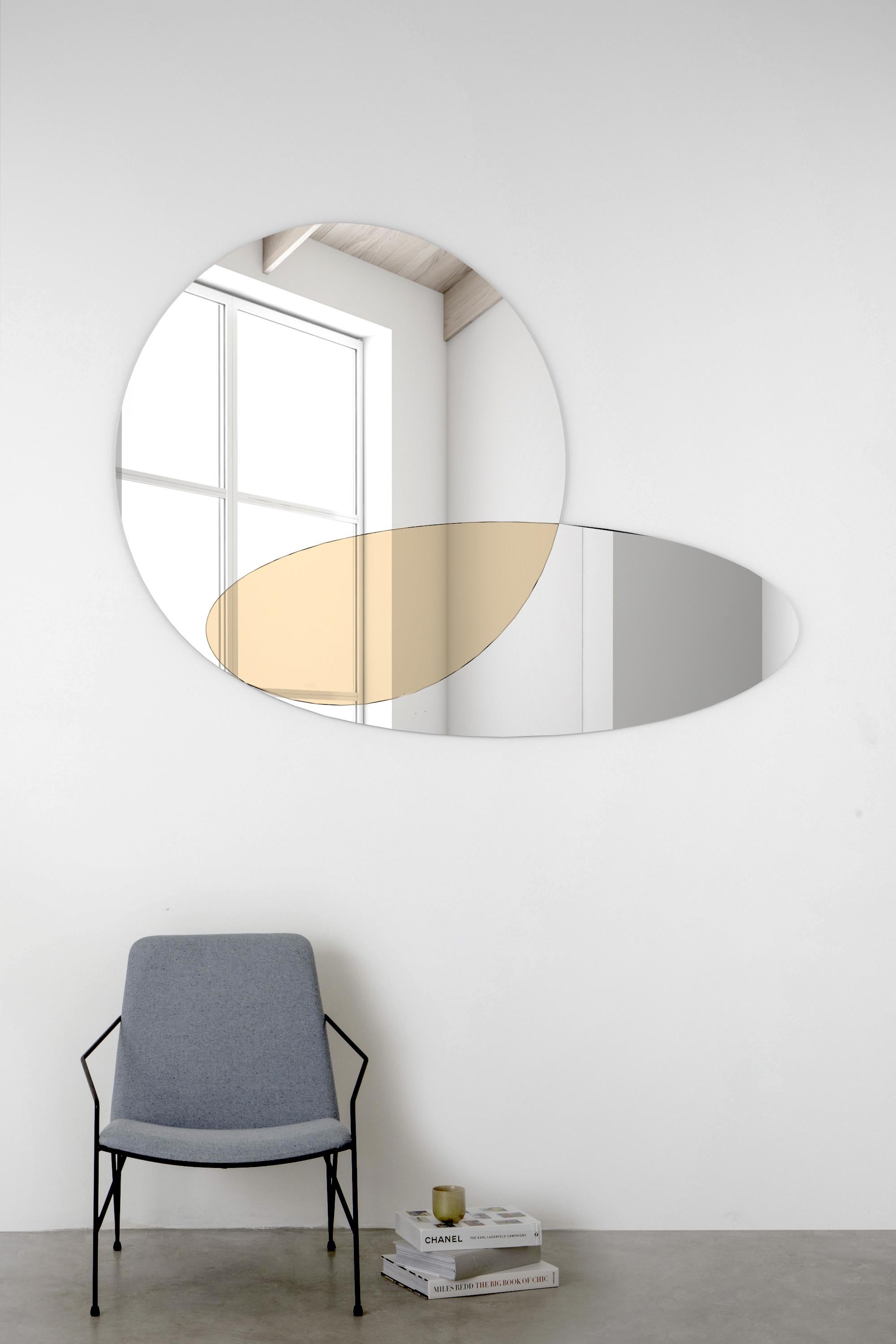 Miroir géométrique avec bords latéraux argentés et intersection de miroirs en bronze.