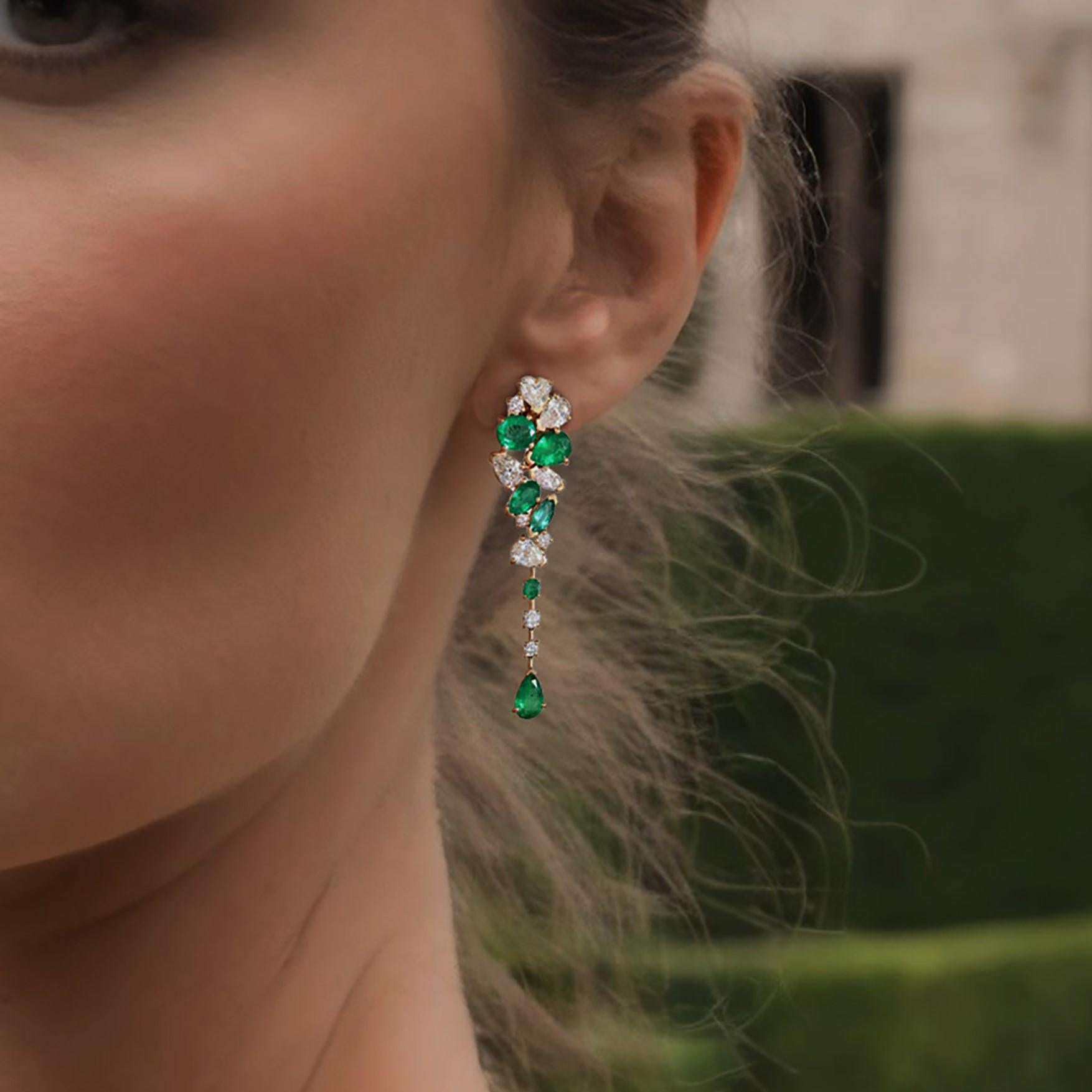 Gli orecchini pendenti Luminous Gemstone 14K Yellow Gold, realizzati in oro giallo 14K, presentano una splendida combinazione di diamanti naturali (FCD 0.32CT), diamanti fancy (FANCY 1.74CT) e smeraldi luminosi (EM 2.87CT). Questi orecchini