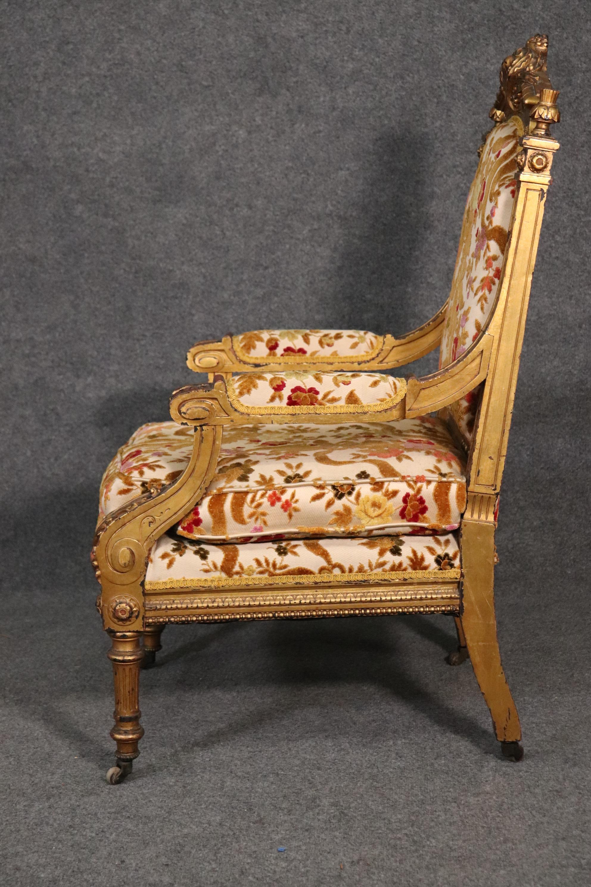 Fauteuil lumineux doré de style royal Louis XVI Bon état - En vente à Swedesboro, NJ
