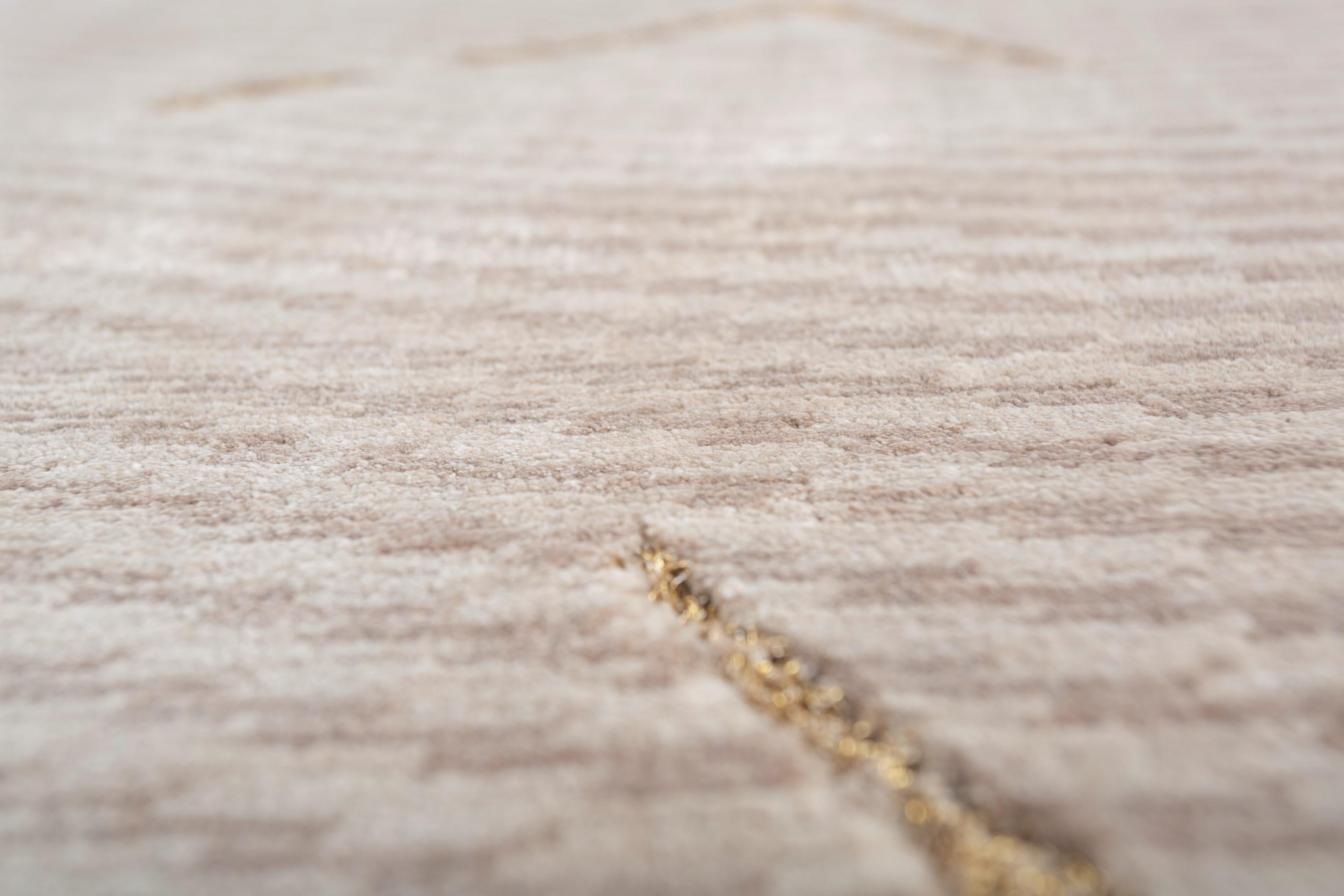 Entdecken Sie mit diesem modernen Teppich von Jaipur Rugs, einer Marke, deren Engagement für Qualität und Innovation tief verwurzelt ist, den gefühlvollen Touch von Zuhause. Diese exklusive Kreation, die mit Leidenschaft aus Bambus-Seidengarn gewebt