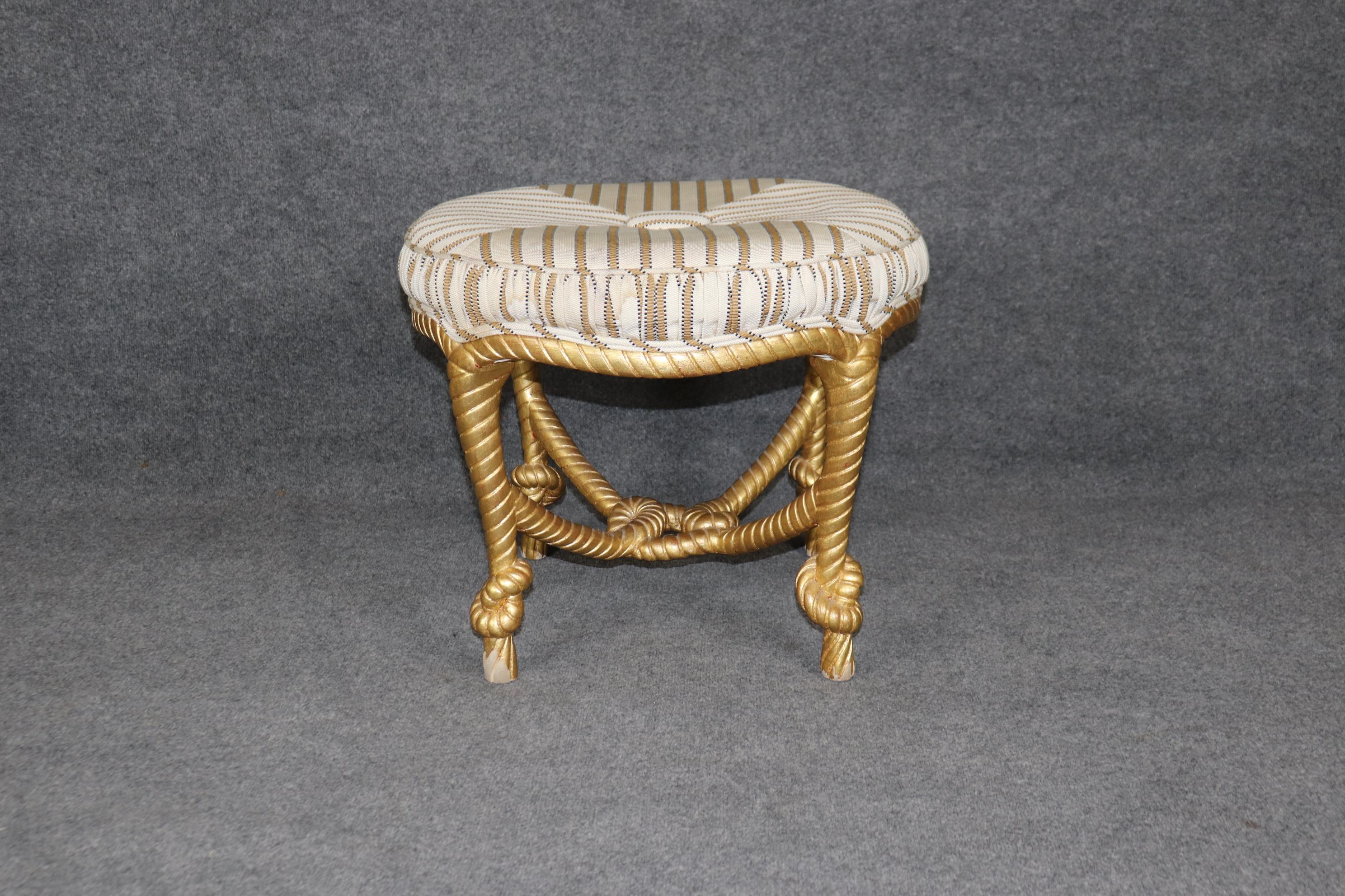 Si tratta di uno sgabello in corda e nappe, luminoso e assolutamente splendido, realizzato in Italia con foglia d'oro brillante e un bellissimo design. Lo stile è straordinario e le condizioni sono buone per l'età in cui si trova, con lievi macchie