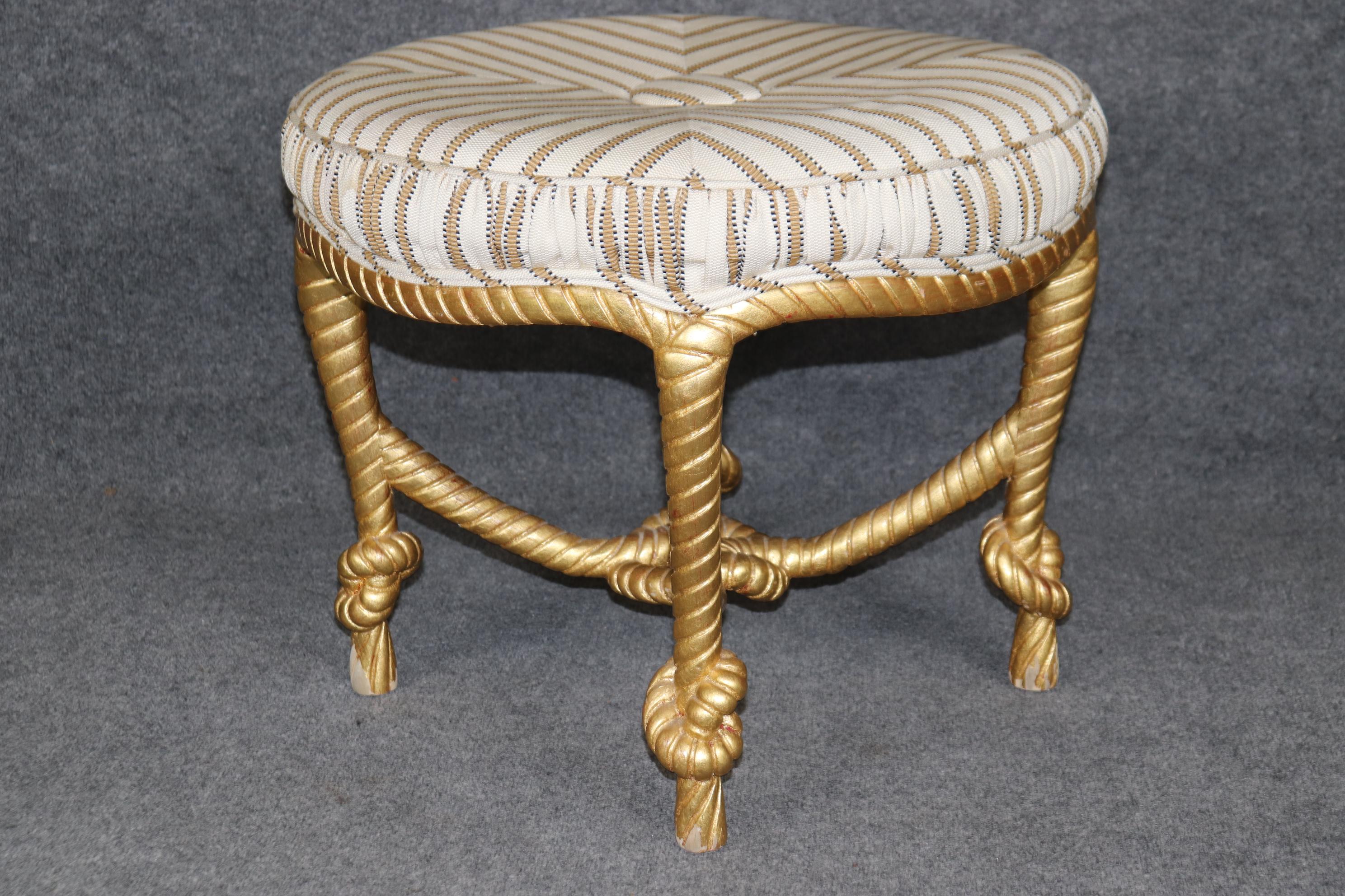 Italiano Sgabello in legno dorato con corda e nappe, luminoso e d'epoca, in stile Hollywood Regency. in vendita