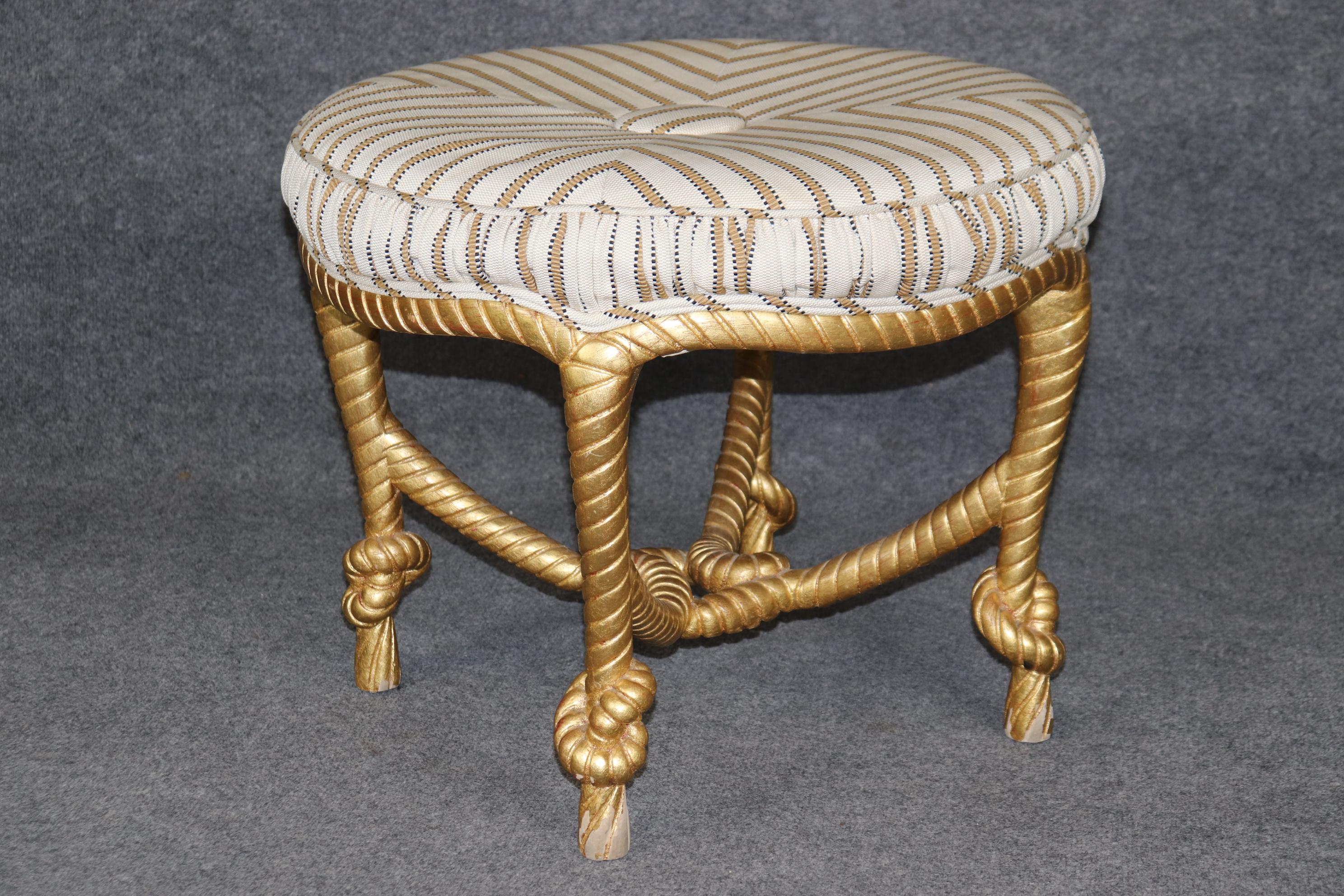 Sgabello in legno dorato con corda e nappe, luminoso e d'epoca, in stile Hollywood Regency. In condizioni buone in vendita a Swedesboro, NJ