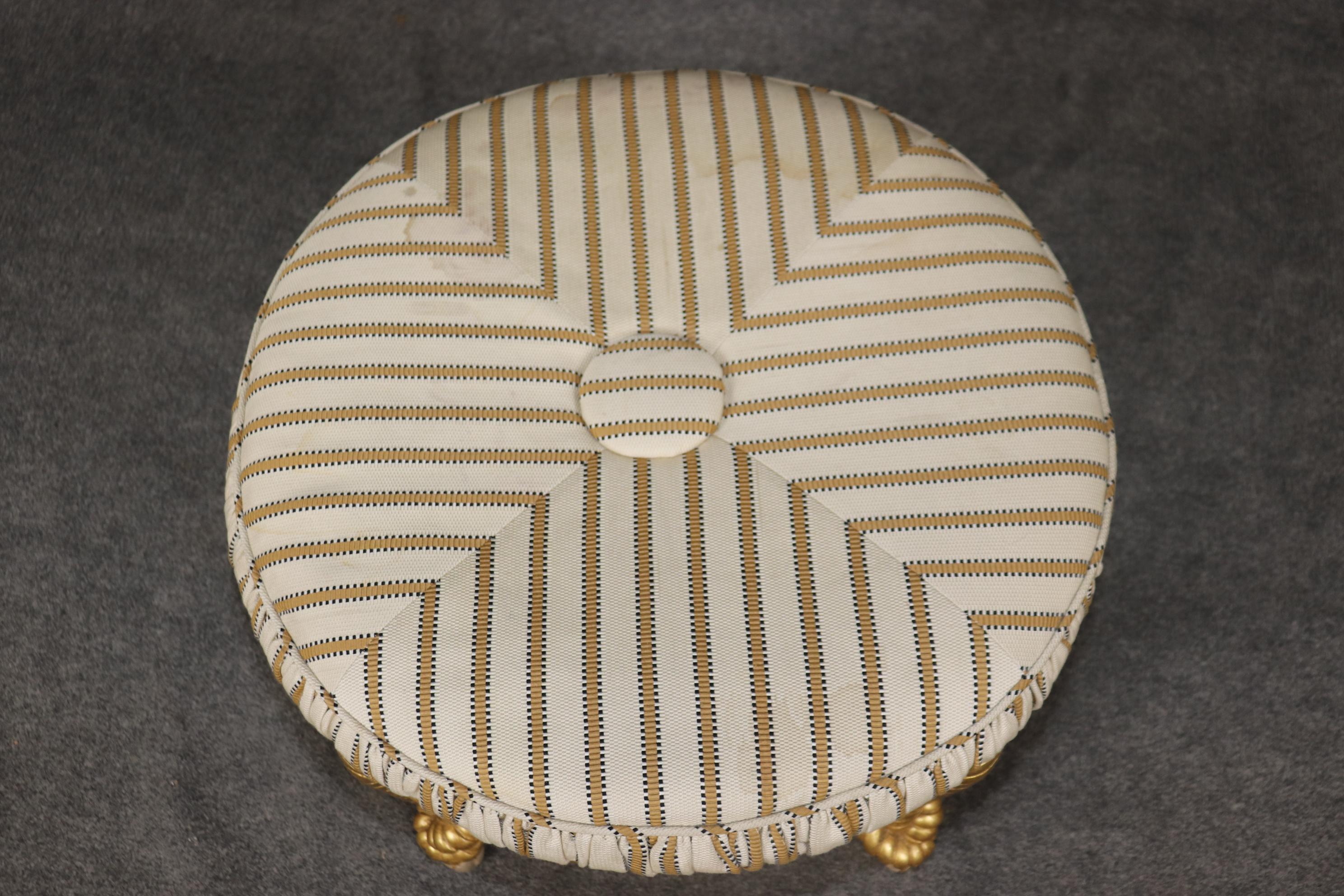 Metà XX secolo Sgabello in legno dorato con corda e nappe, luminoso e d'epoca, in stile Hollywood Regency. in vendita