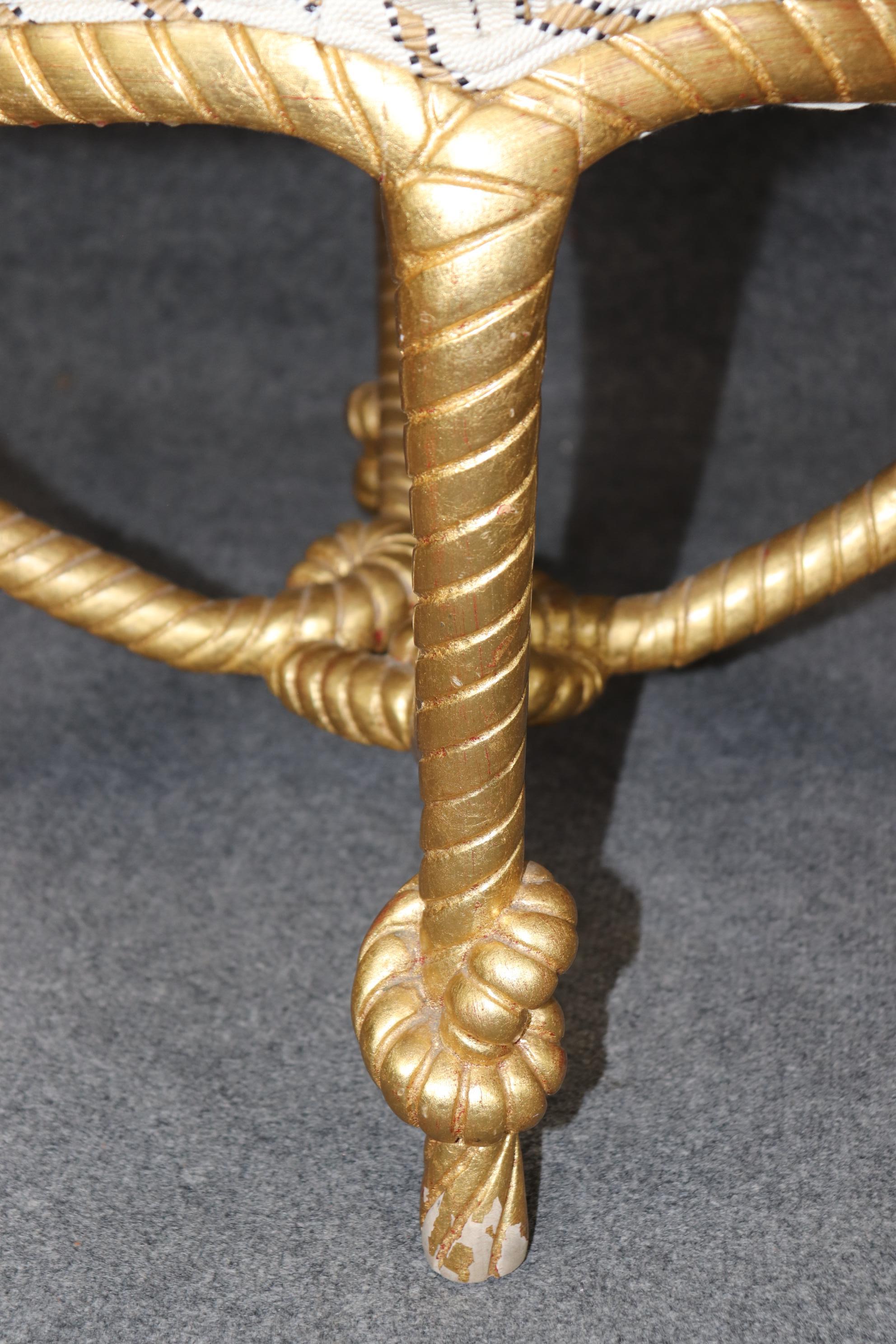 Sgabello in legno dorato con corda e nappe, luminoso e d'epoca, in stile Hollywood Regency. in vendita 1