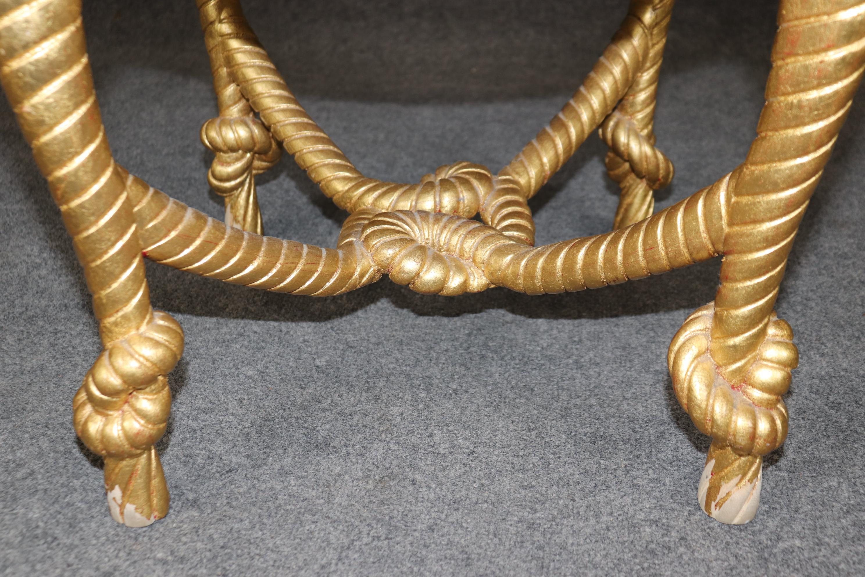 Sgabello in legno dorato con corda e nappe, luminoso e d'epoca, in stile Hollywood Regency. in vendita 2