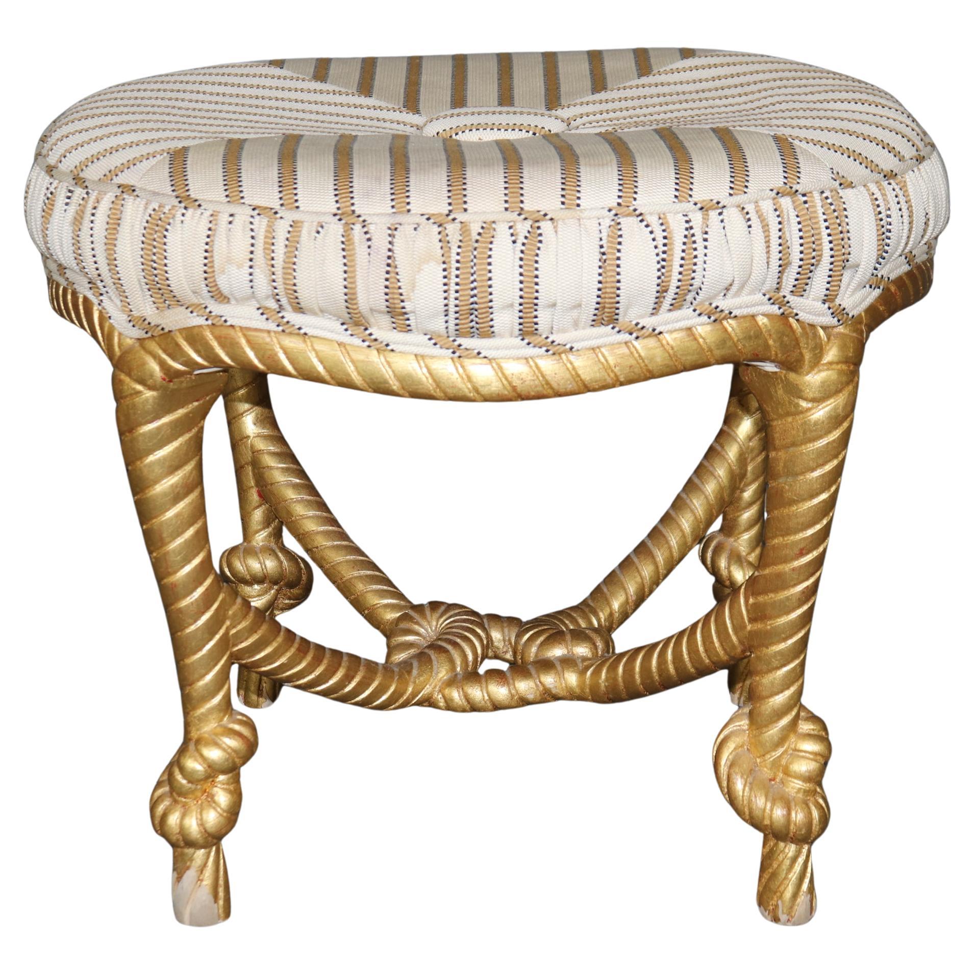 Sgabello in legno dorato con corda e nappe, luminoso e d'epoca, in stile Hollywood Regency.