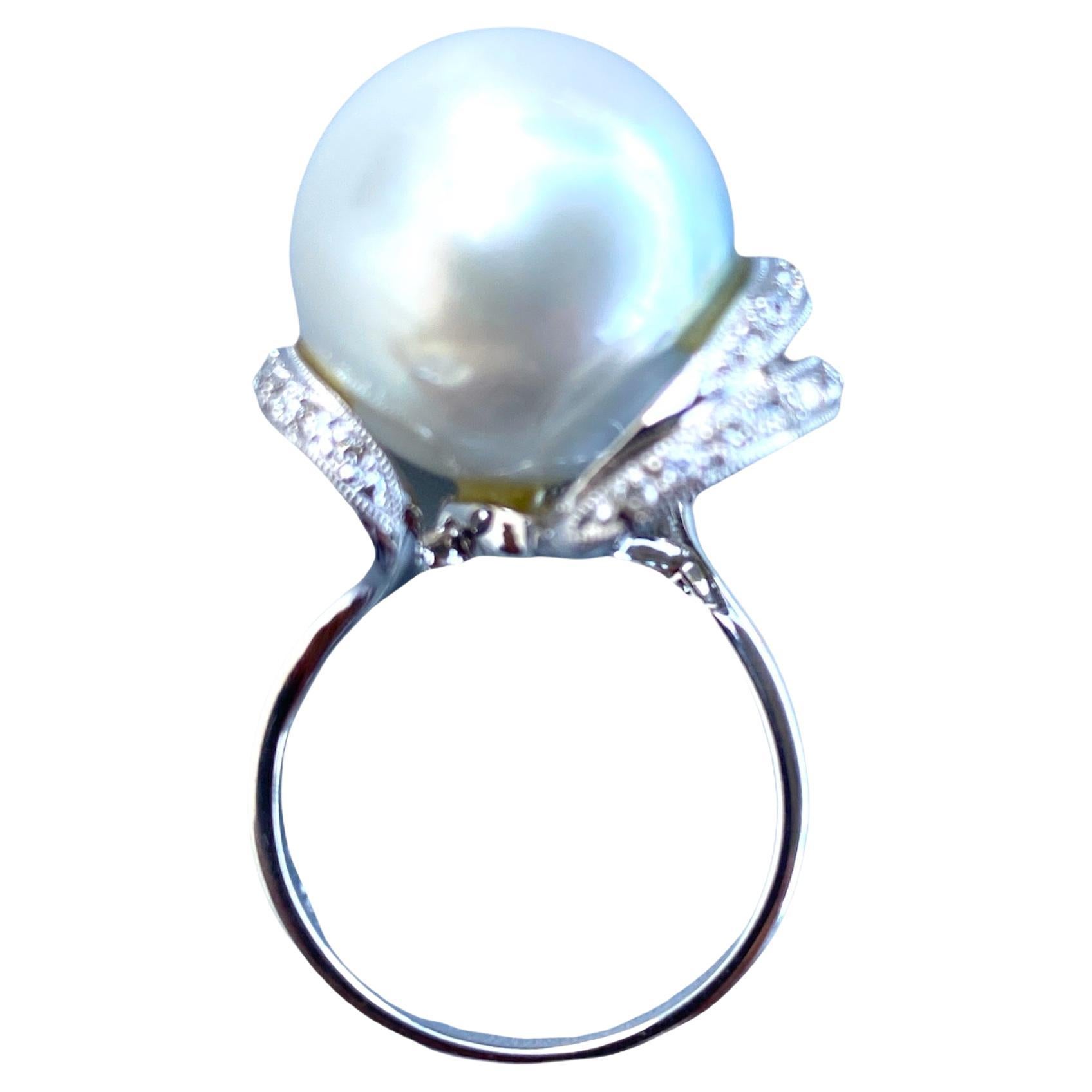 Lumineuse perle blanche des mers du Sud sertie de diamants en or blanc 18 carats