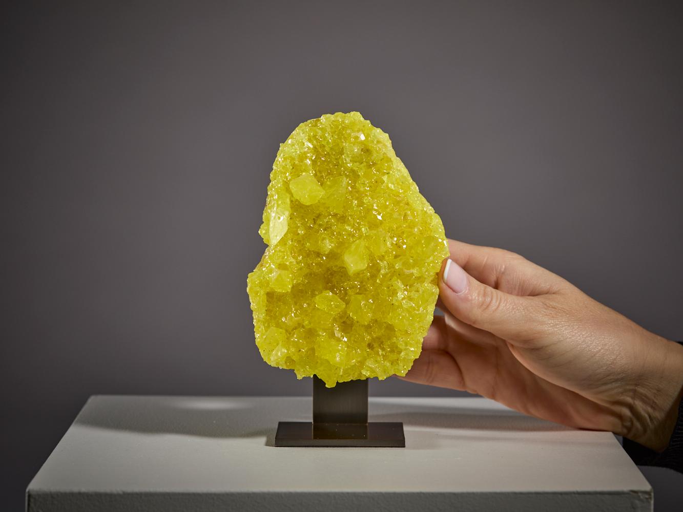 Questo vibrante esemplare di zolfo proveniente dalla Bolivia brilla di un'intensa luce elettrica.
tonalità gialla. Le sue superfici di cristallo naturalmente brillanti riflettono magnificamente la luce, esaltando i colori vividi e la brillantezza
