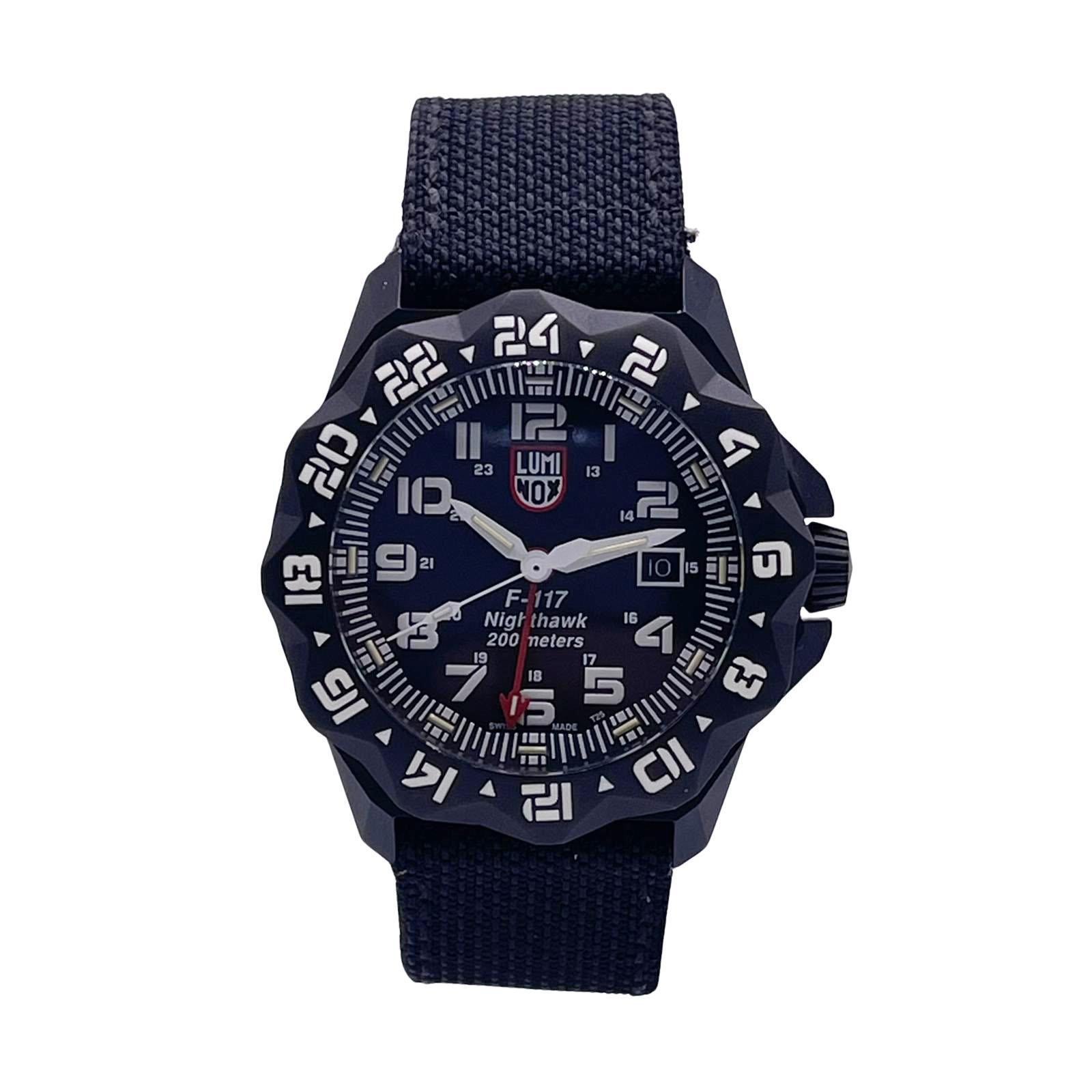 Anzeigemodell Luminox F-117 Nighthawk Herrenuhr XA.6421. Die Uhr hat winzige Flecken durch die Lagerung. Dieser Zeitmesser ist von Quarz (Batterie) Bewegung mit Funktionen angetrieben: Edelstahlgehäuse und schwarzes Kevlar-Armband. Bi-direktional