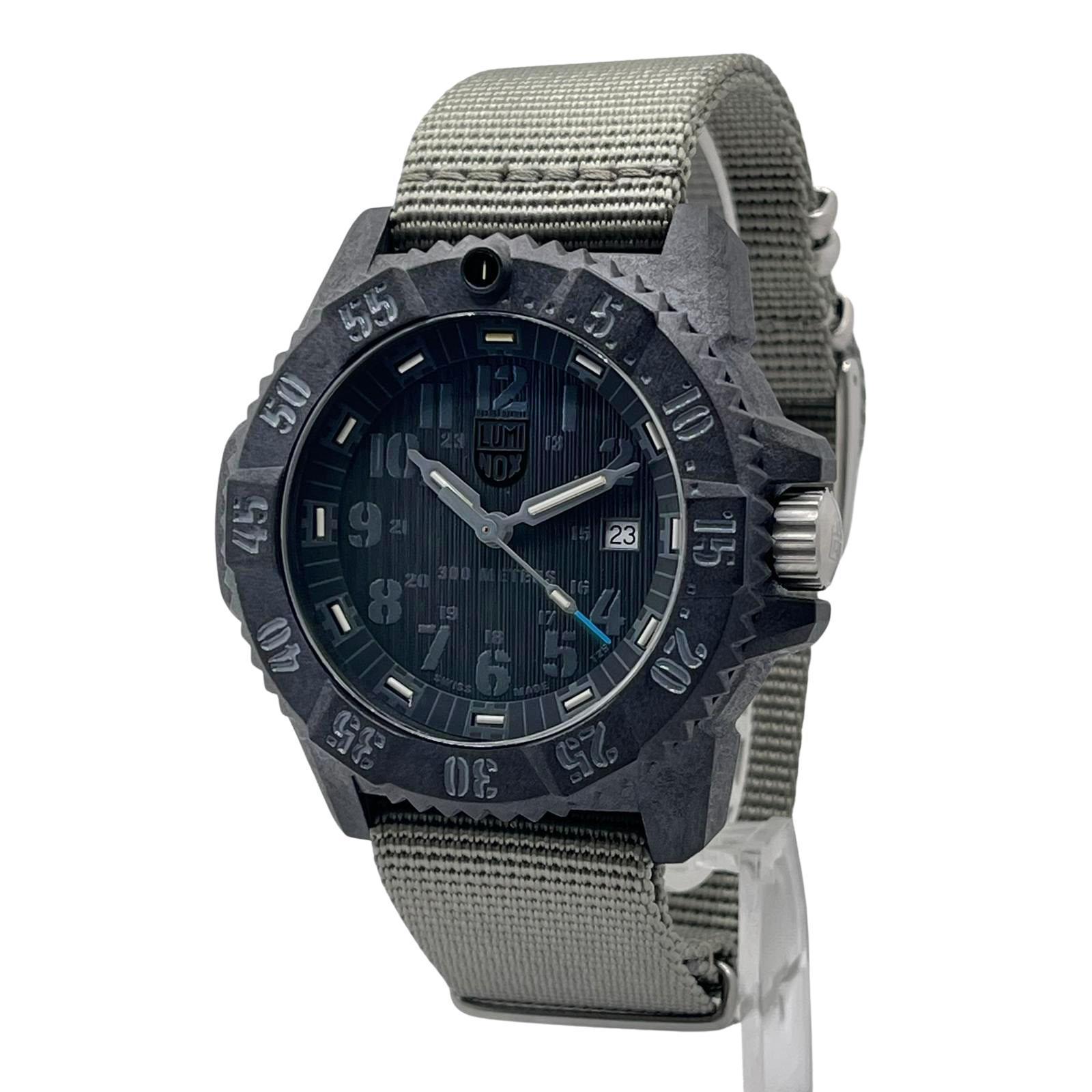 Diese Luminox ist ein Displaymodell. Es wurde nie getragen oder benutzt und kann nur unbedeutende Spuren von der Handhabung im Geschäft haben. Limitierte Auflage von 888 Zeitmessern. Wird nicht mit einem Gummiarmband geliefert. Der Originalkarton