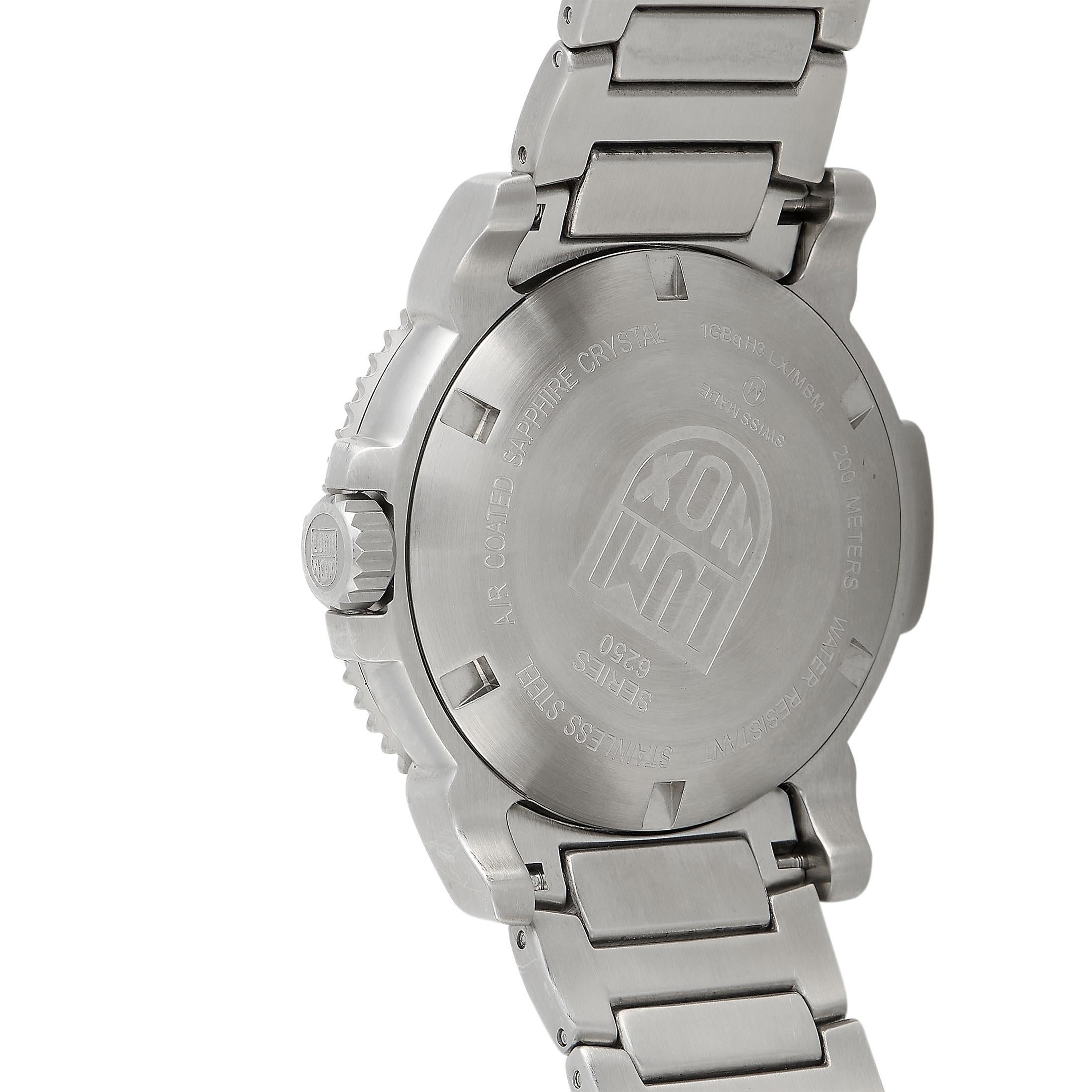 The Luminox Modern Mariner watch, reference number XS.6252, boasts a 45 mm stainless steel case fitted with a unidirectional rotating stainless steel bezel. The watch is offered with a black dial with Arabic numerals that features central hours,