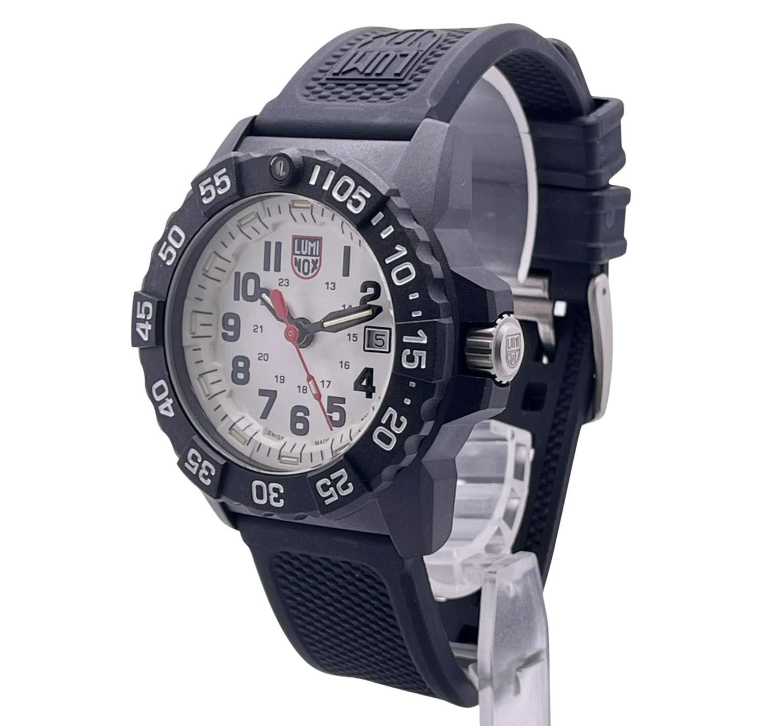 Unworn Luminox Navy Seal Men's Watch XS.3507. This Timepiece is powered by Quartz (battery) movement with features: Carbon case with rubber strap and Stainless Steel Buckle lock. Unidirectional rotating bezel with minute markings. White Dial with