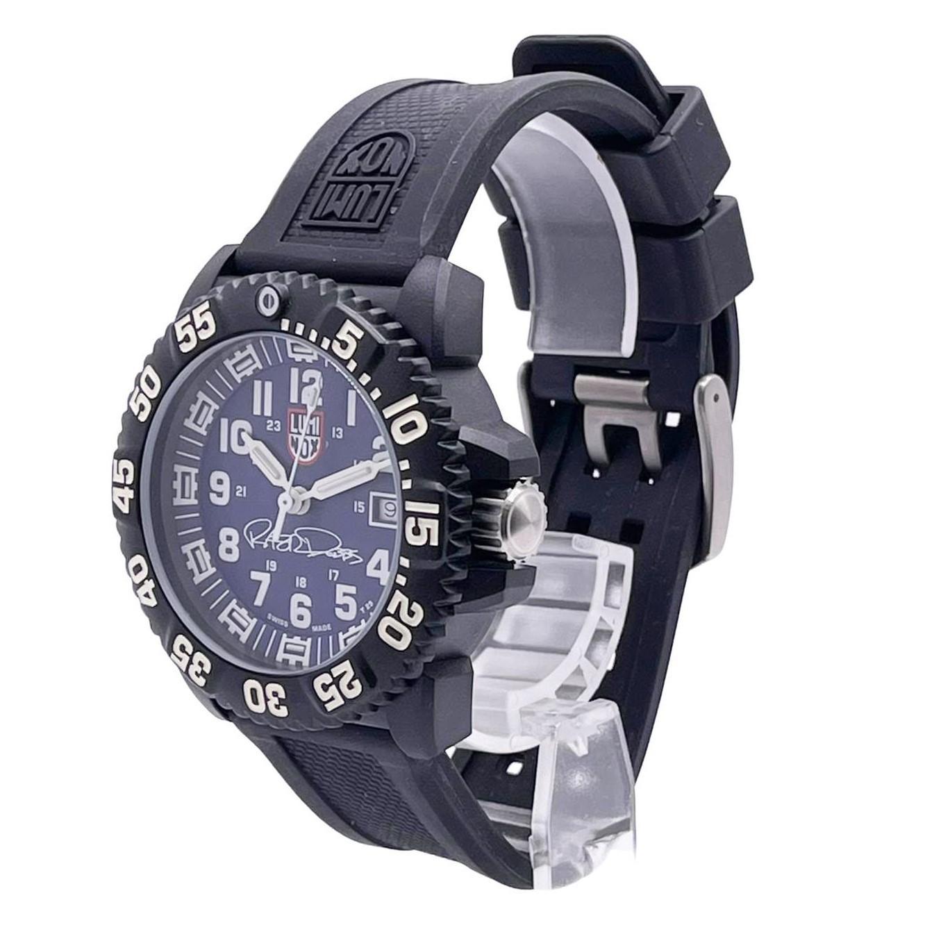Display Model Luminox Razor Dobbs Signature Men's WatchXS.3054.RD. The watch may have minor marks on the case or case back due to storing. This Timepiece is powered by Quartz (battery) movement with features: Carbon case with rubber strap and