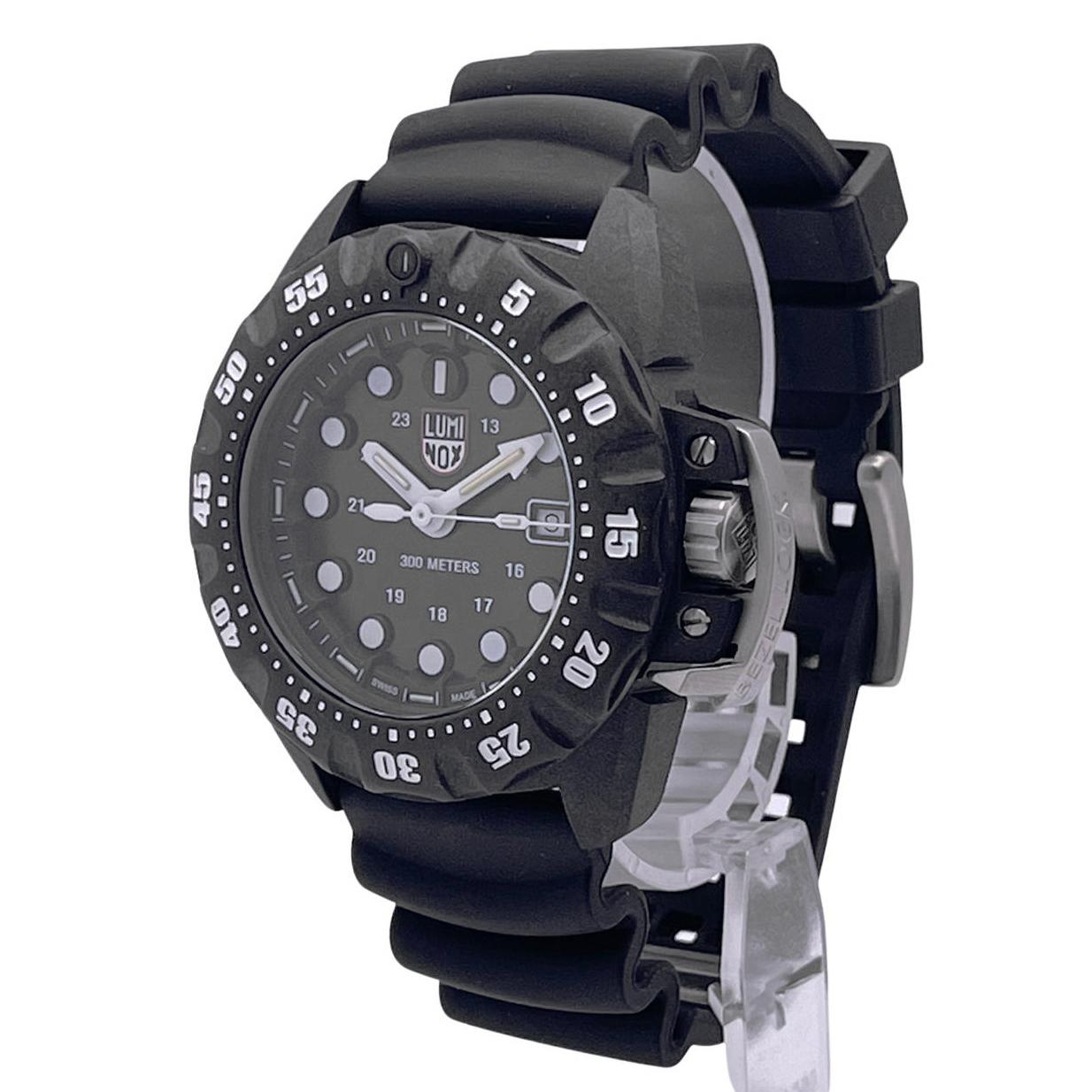 Display Model Luminox Scott Cassell Deep Dive Carbon Black Dial Quartz Mens Watch XS.1551. The Watch may Have imperfections on the Bezel Due to Storing. This Timepiece is Powered by Quartz (Battery) Movement and Features: Black Carbon Case with a