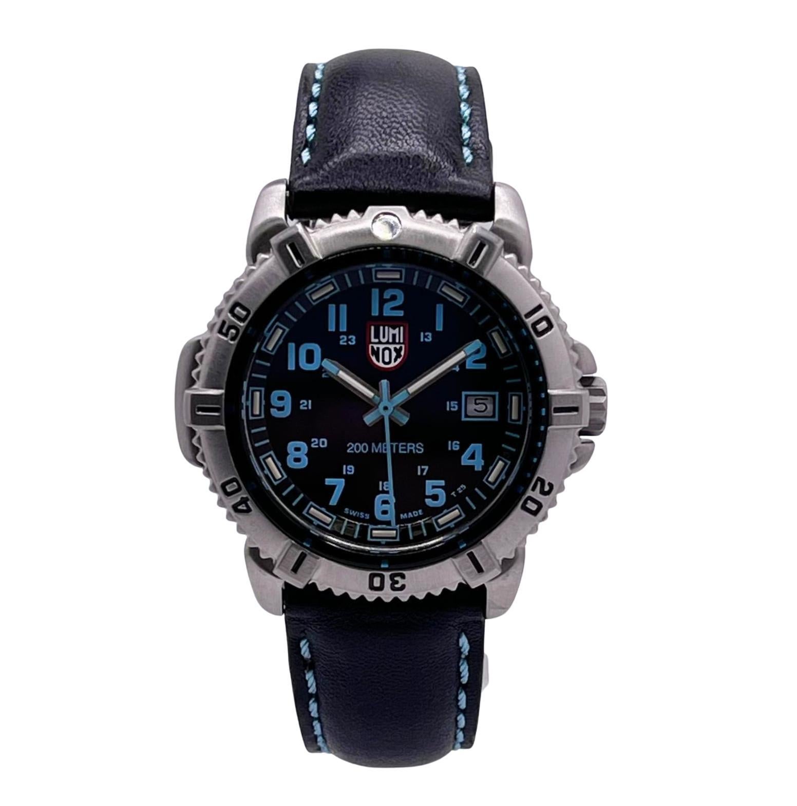 Neu mit Mängeln. Der schwarze Lünetteneinsatz hat Mikrodellen, und das Band hat eine Unvollkommenheit auf der Außenfläche. 

 Marke: Luminox  Typ: Armbanduhr  Abteilung: Unisex Erwachsene  Modellnummer: XS.7253  Land/Gebiet der Herstellung: Schweiz 
