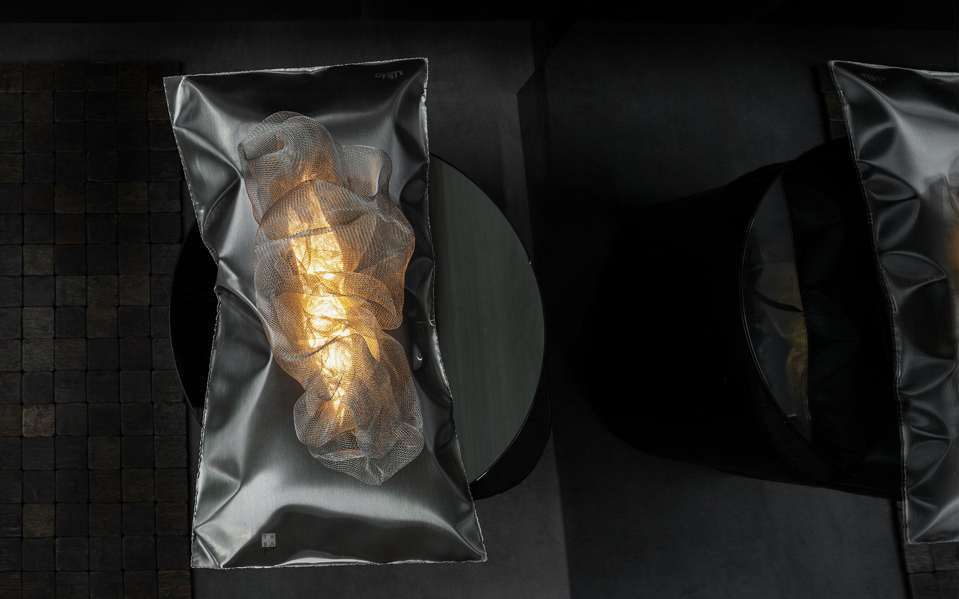 Lampada da tavolo Lumo a cuscino in acciaio inossidabile con LED e scultura a filo ispirata alle piume in vendita 2