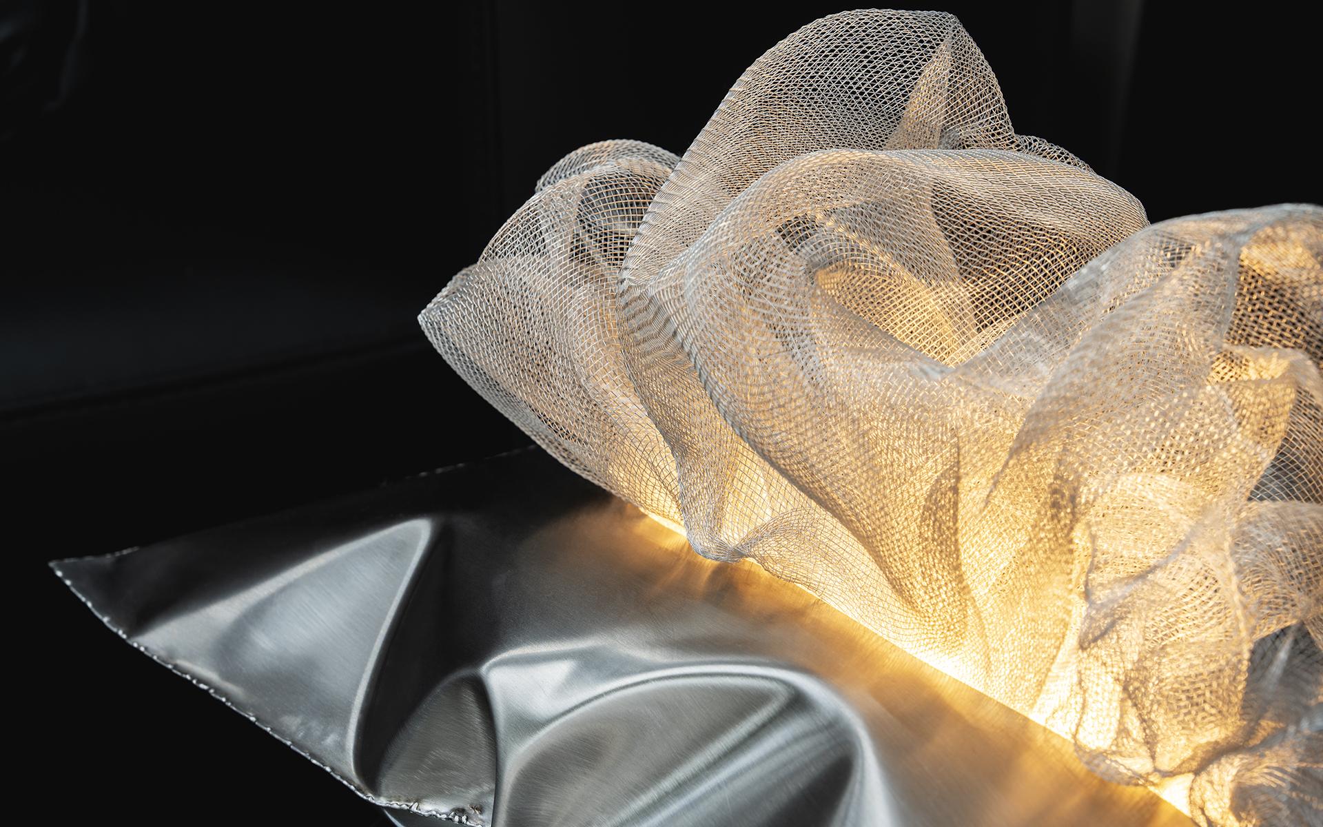 Lampada da tavolo Lumo a cuscino in acciaio inossidabile con LED e scultura a filo ispirata alle piume in vendita 3