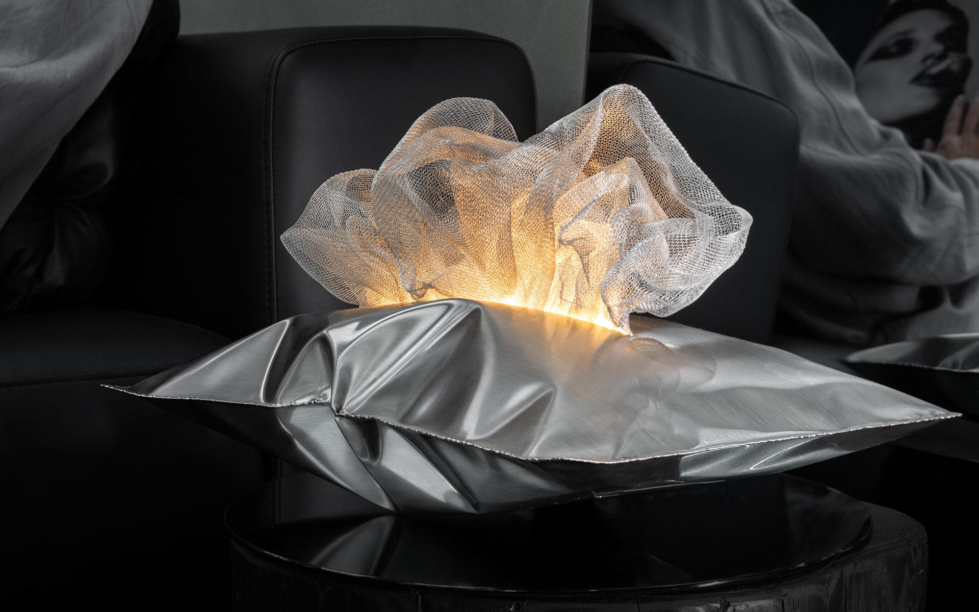 Lampada da tavolo Lumo a cuscino in acciaio inossidabile con LED e scultura a filo ispirata alle piume in vendita 4