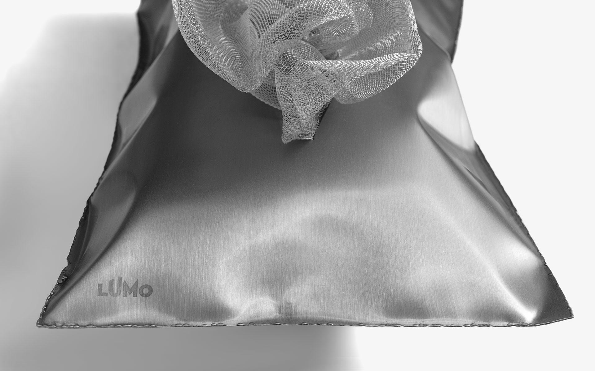 Lampada da tavolo Lumo a cuscino in acciaio inossidabile con LED e scultura a filo ispirata alle piume in vendita 6