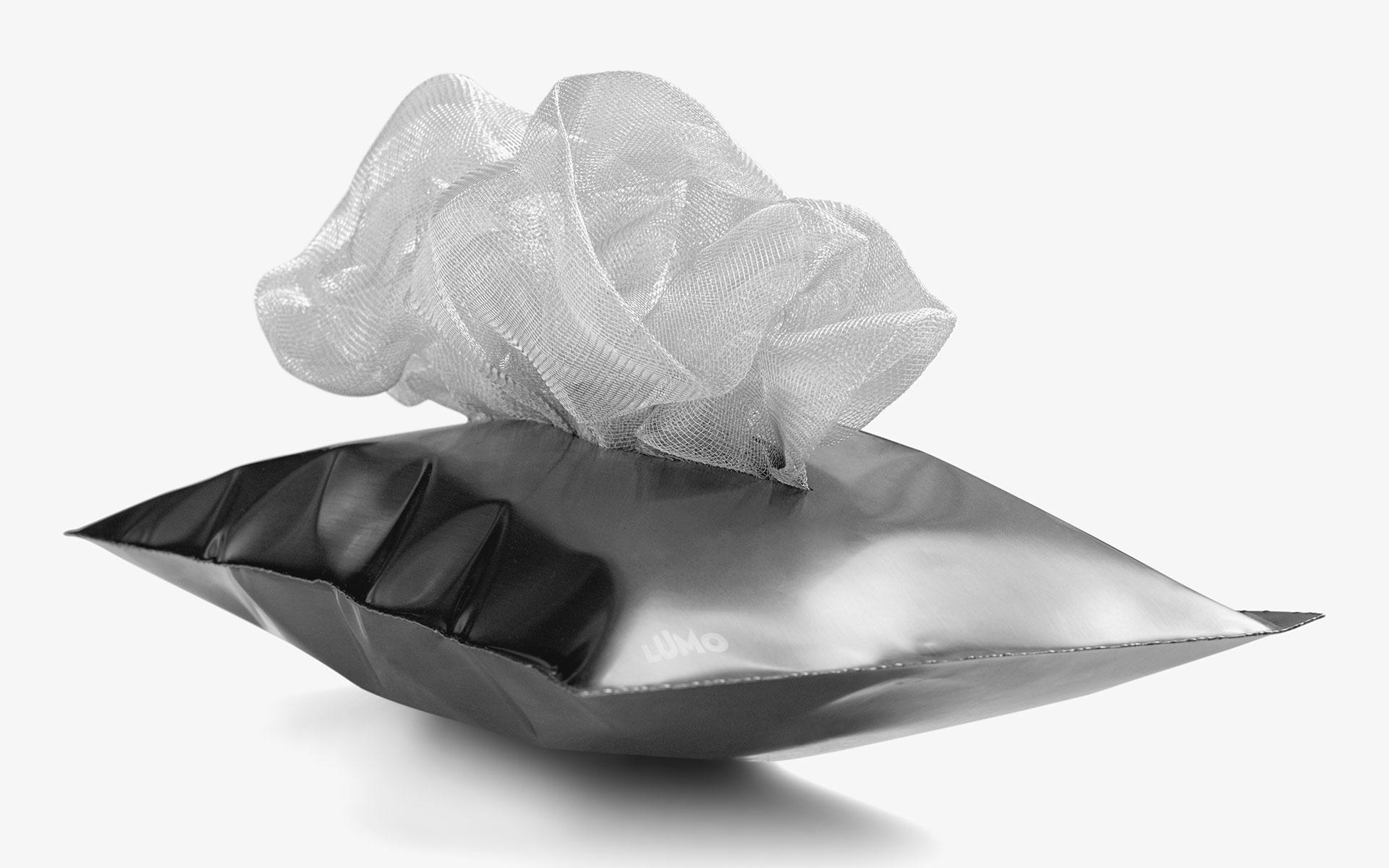 Lampada da tavolo Lumo a cuscino in acciaio inossidabile con LED e scultura a filo ispirata alle piume in vendita 7