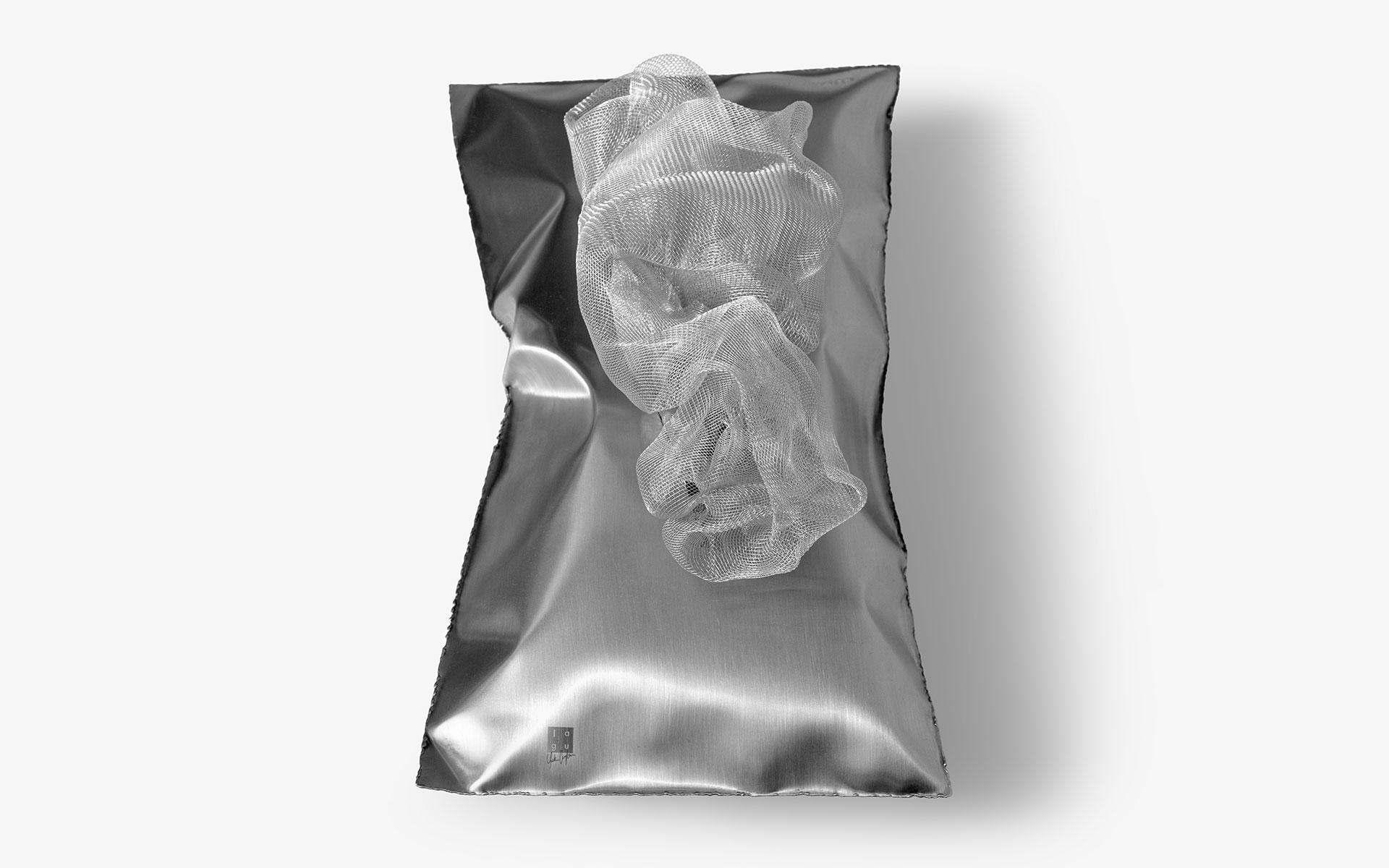 Lampada da tavolo Lumo a cuscino in acciaio inossidabile con LED e scultura a filo ispirata alle piume in vendita 8