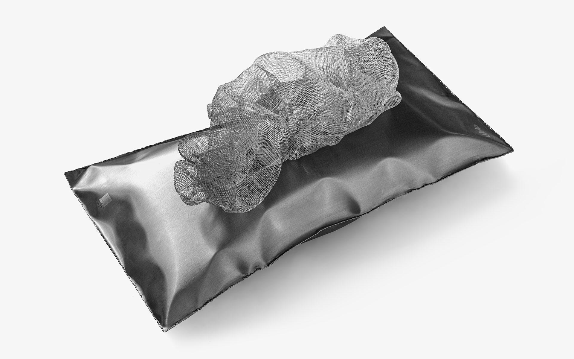 Lampada da tavolo Lumo a cuscino in acciaio inossidabile con LED e scultura a filo ispirata alle piume in vendita 9