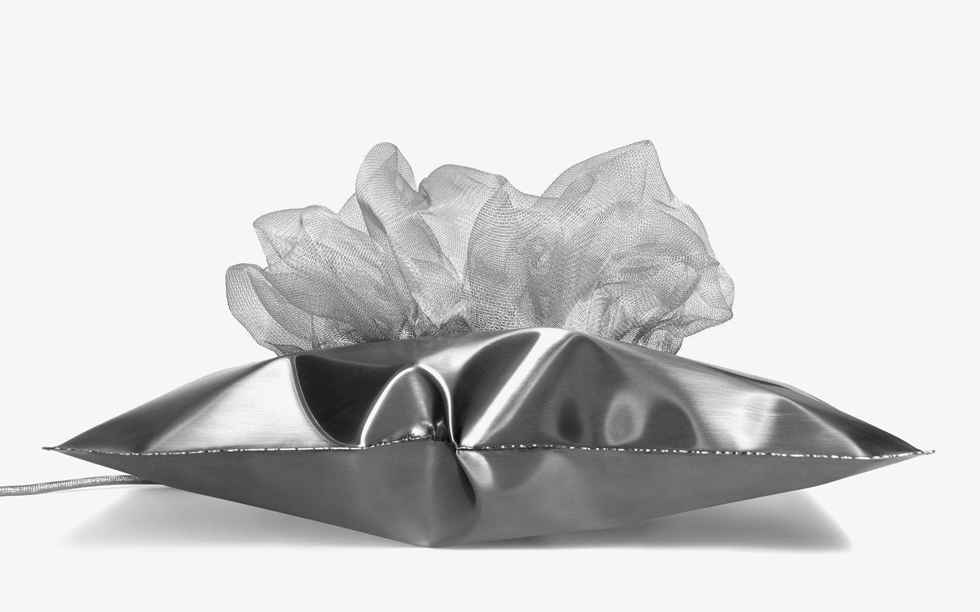 Lampada da tavolo Lumo a cuscino in acciaio inossidabile con LED e scultura a filo ispirata alle piume in vendita 11