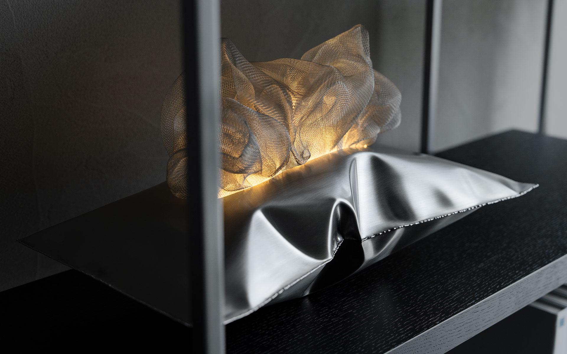 Moderno Lampada da tavolo Lumo a cuscino in acciaio inossidabile con LED e scultura a filo ispirata alle piume in vendita