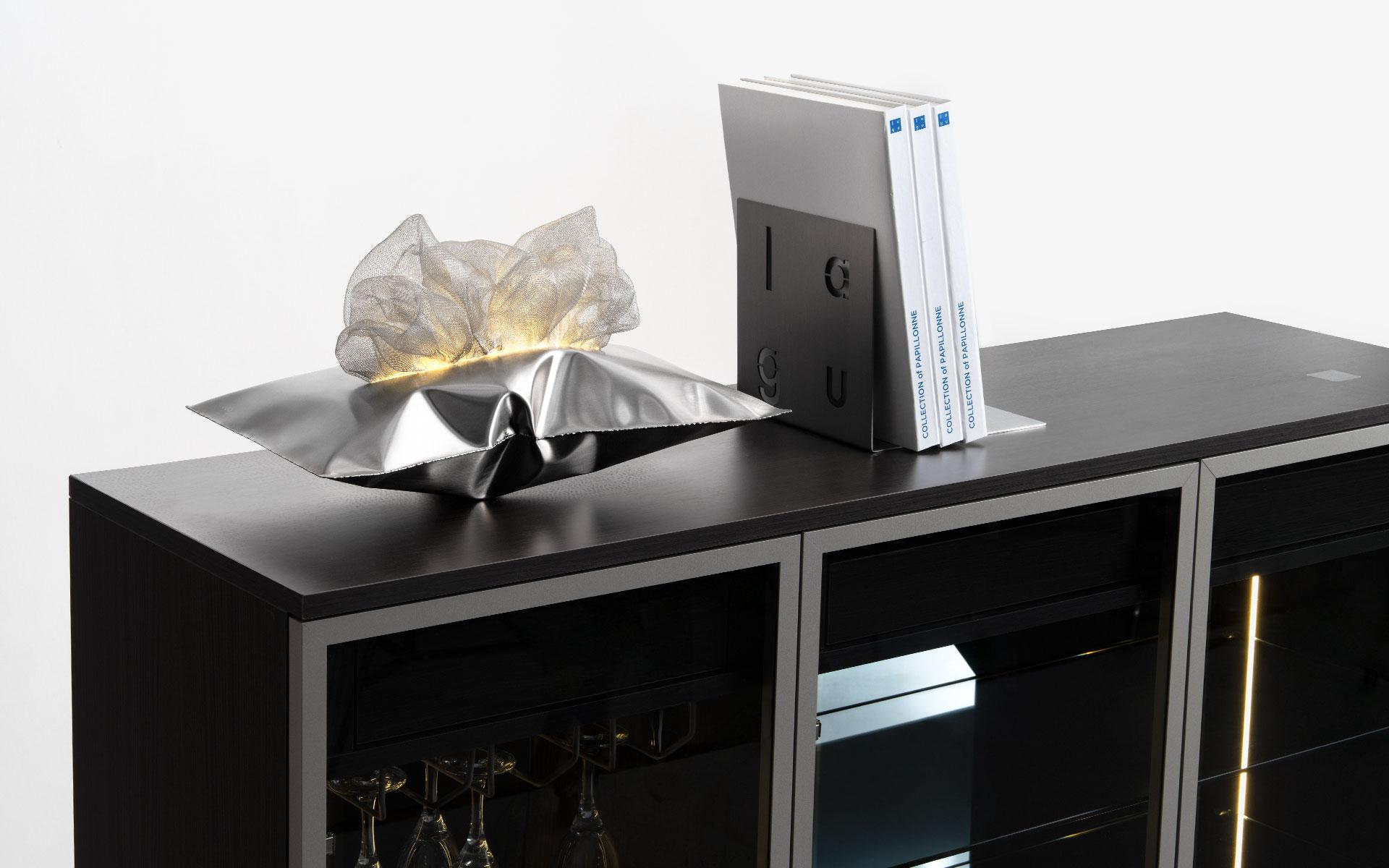 Turco Lampada da tavolo Lumo a cuscino in acciaio inossidabile con LED e scultura a filo ispirata alle piume in vendita