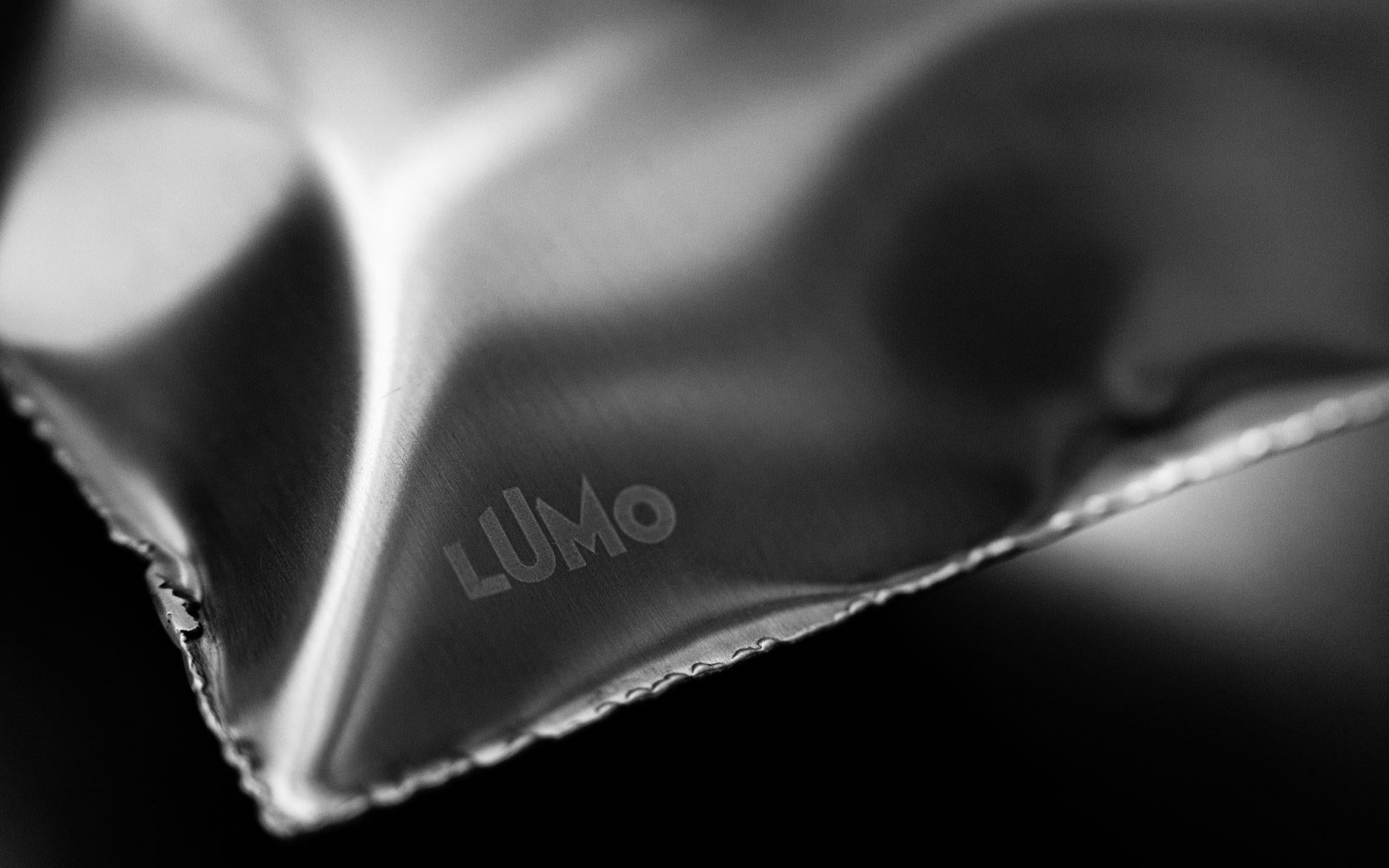 Fatto a mano Lampada da tavolo Lumo a cuscino in acciaio inossidabile con LED e scultura a filo ispirata alle piume in vendita