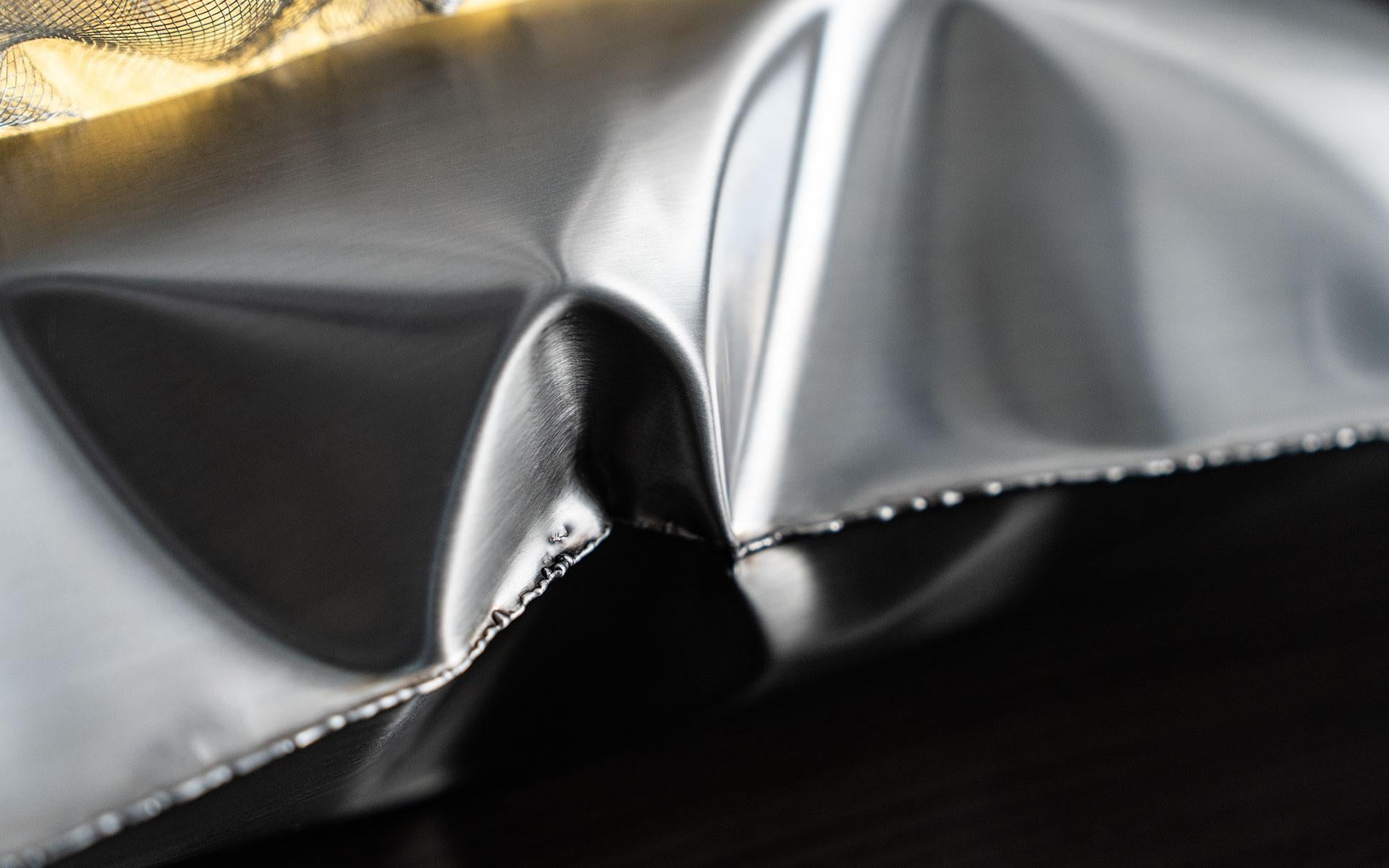 Lampada da tavolo Lumo a cuscino in acciaio inossidabile con LED e scultura a filo ispirata alle piume In condizioni Nuovo in vendita a İSTANBUL, TR