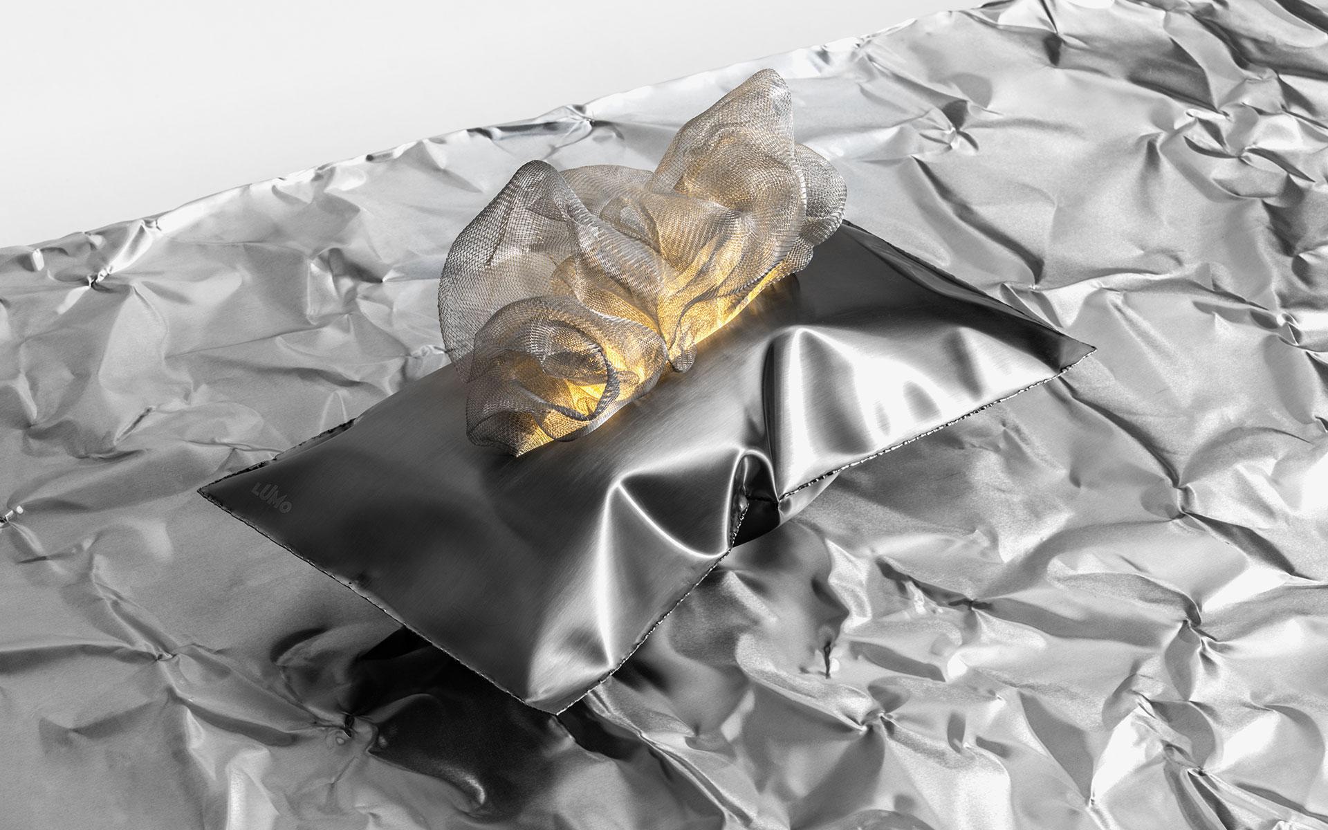 XXI secolo e contemporaneo Lampada da tavolo Lumo a cuscino in acciaio inossidabile con LED e scultura a filo ispirata alle piume in vendita