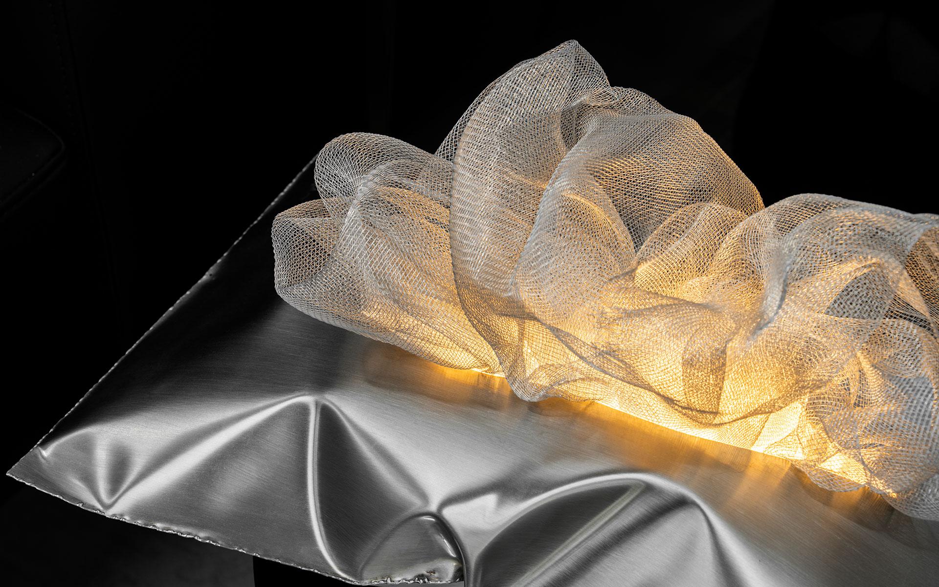 Lampada da tavolo Lumo a cuscino in acciaio inossidabile con LED e scultura a filo ispirata alle piume in vendita 1