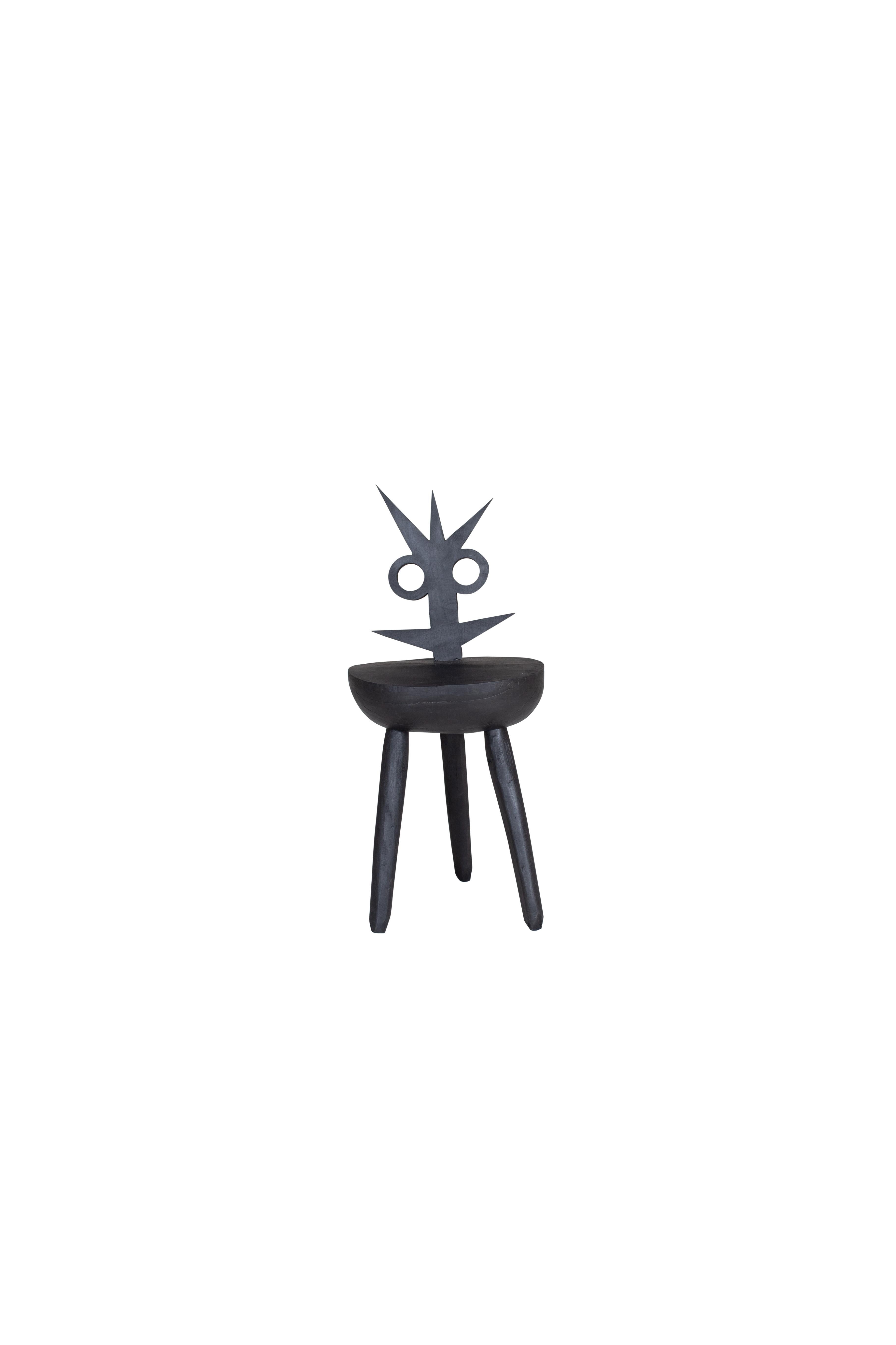Lumpy Schwarzer Stuhl von Pulpo
Entworfen von Vasilica lsacescu & Nadja Zerunian.
Abmessungen: T 35 x B 30 x H 77 cm.
MATERIALIEN: Holz.

Auch in Rosa erhältlich. Bitte kontaktieren Sie uns. 

SCHRECKLICH. WOODY. CRAFT.
Gestatten Sie mir, Fester,