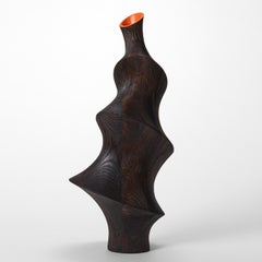 Lun 0.2, escultura de madera estriada de fresno oscuro con interior naranja, de Donald Baugh