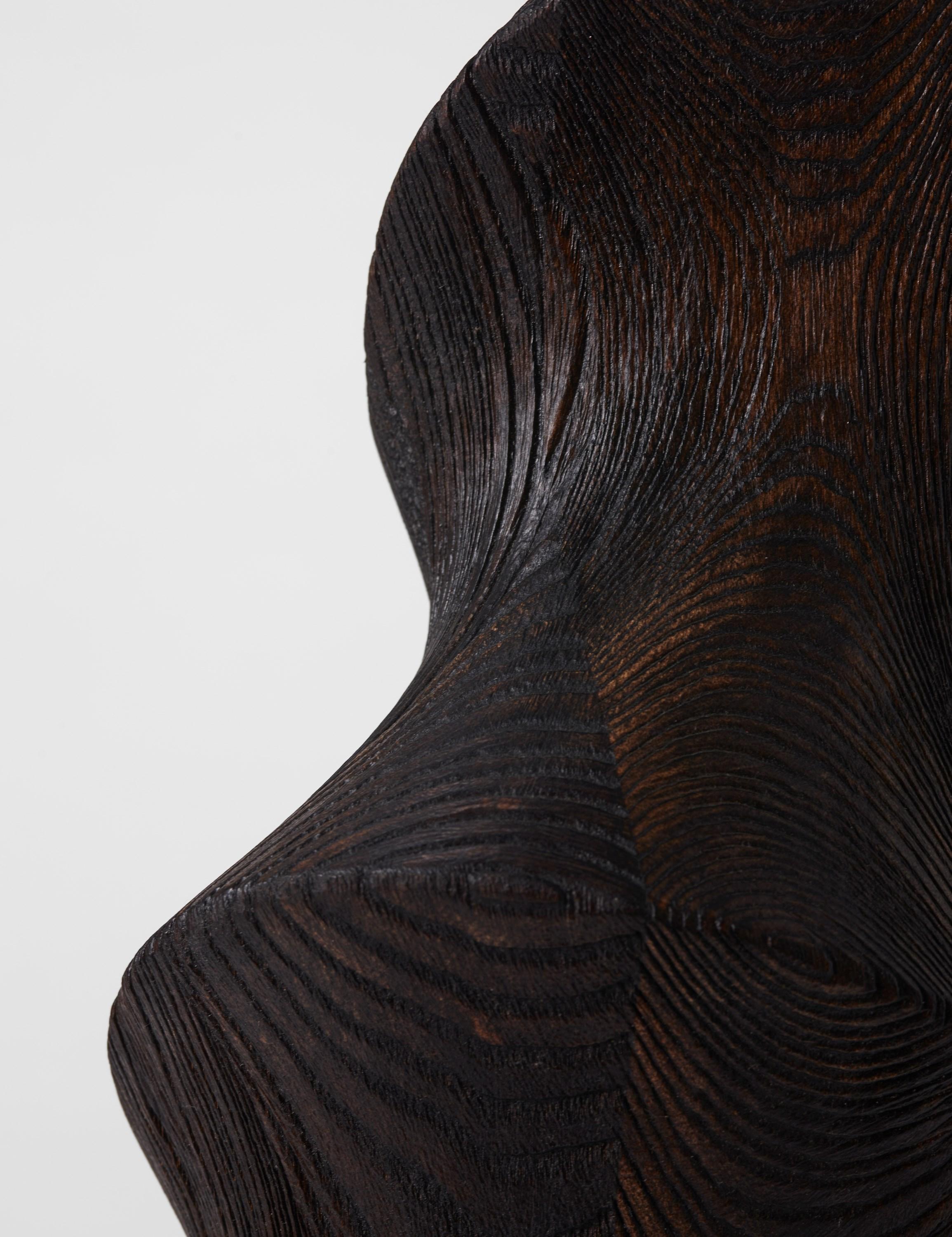 Lun 0.2, una scultura in legno scuro con nervature di frassino e interno arancione di Donald Baugh In condizioni Nuovo in vendita a London, GB