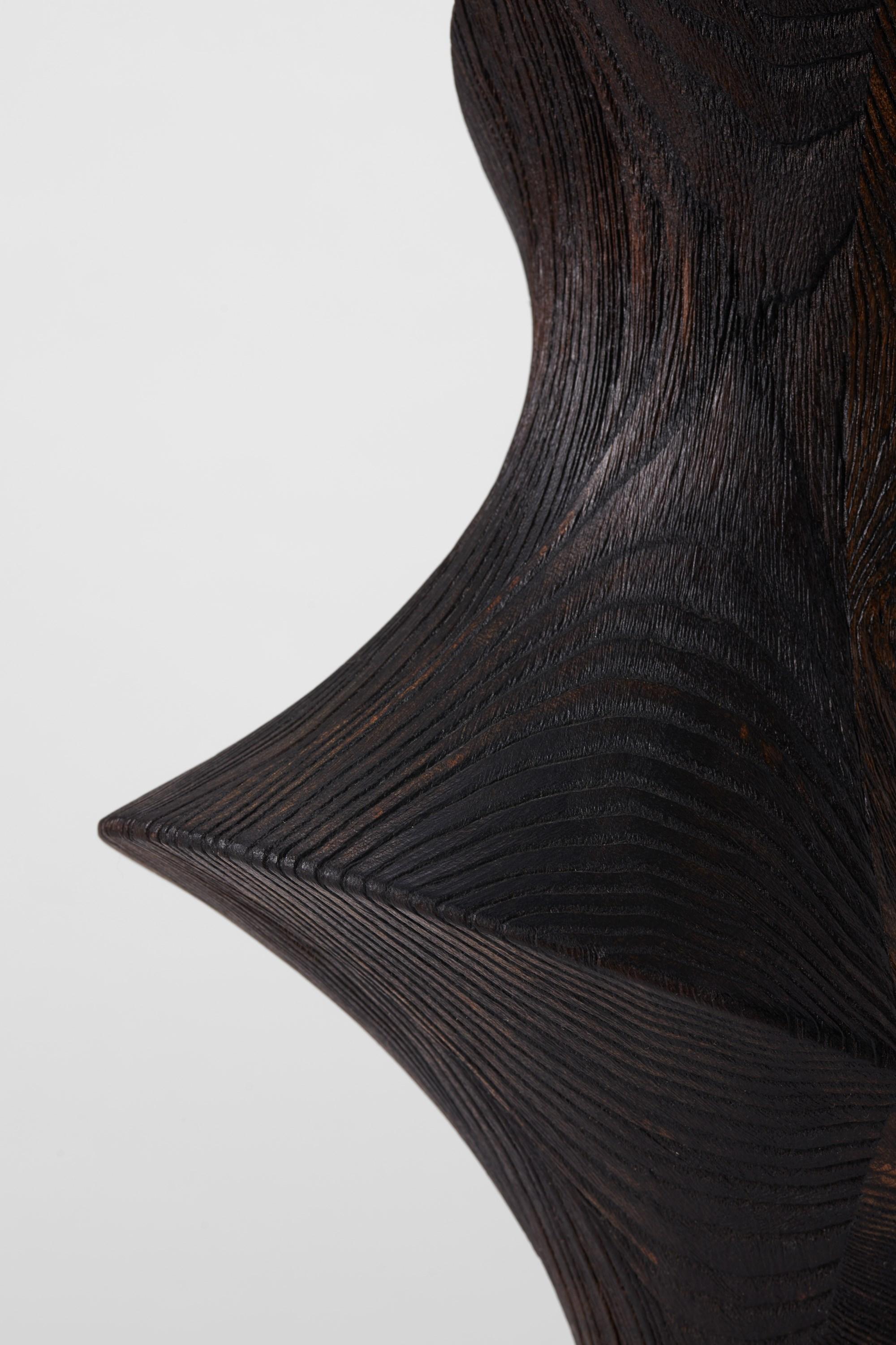XXI secolo e contemporaneo Lun 0.2, una scultura in legno scuro con nervature di frassino e interno arancione di Donald Baugh in vendita